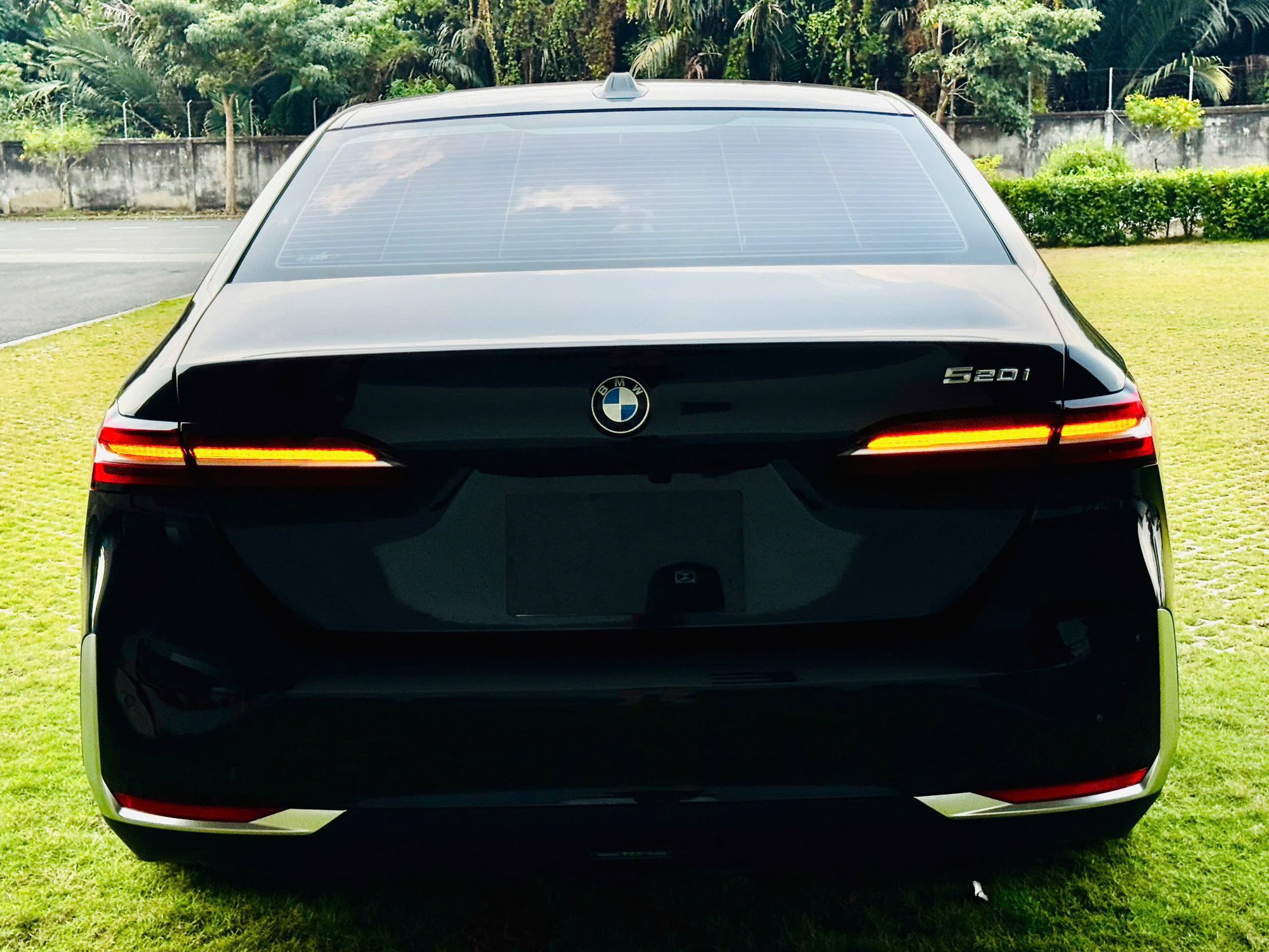 Lăn b&aacute;nh chưa hết 1 b&igrave;nh xăng, chiếc BMW 520i đời mới n&agrave;y được rao b&aacute;n rẻ hơn khoảng 300 triệu đồng so với gi&aacute; h&atilde;ng- Ảnh 3.