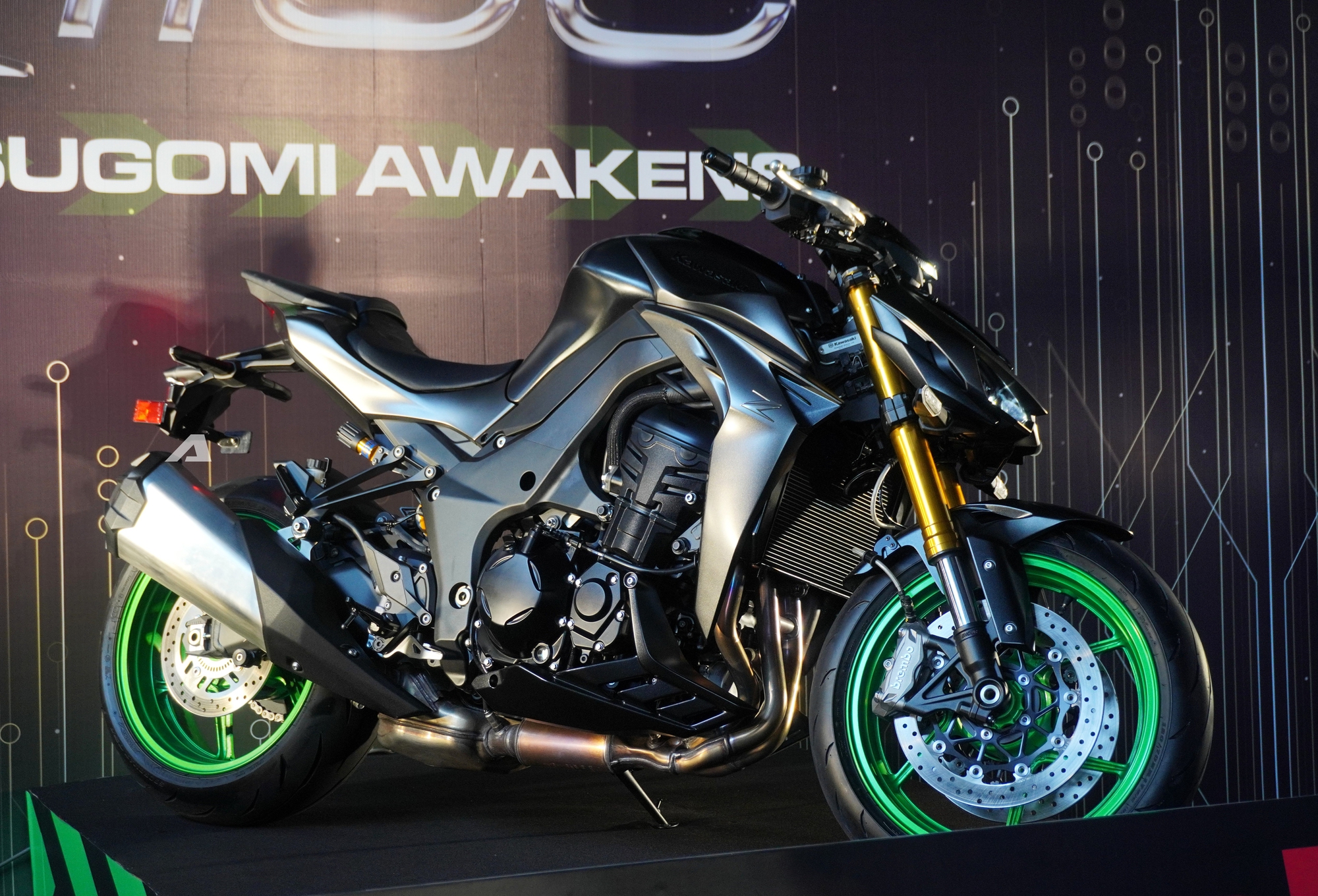 Kawasaki Z1100 SE ra mắt Việt Nam: Động cơ mạnh hơn, c&oacute; trang bị như &ocirc; t&ocirc;, gi&aacute; b&aacute;n khiến nhiều người bất ngờ- Ảnh 1.