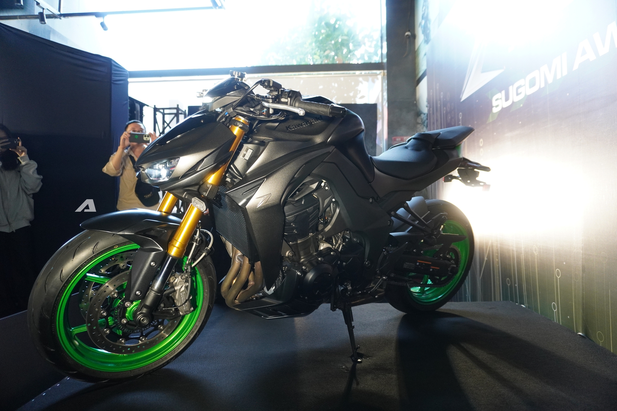 Kawasaki Z1100 SE ra mắt Việt Nam: Động cơ mạnh hơn, c&oacute; trang bị như &ocirc; t&ocirc;, gi&aacute; b&aacute;n khiến nhiều người bất ngờ- Ảnh 5.