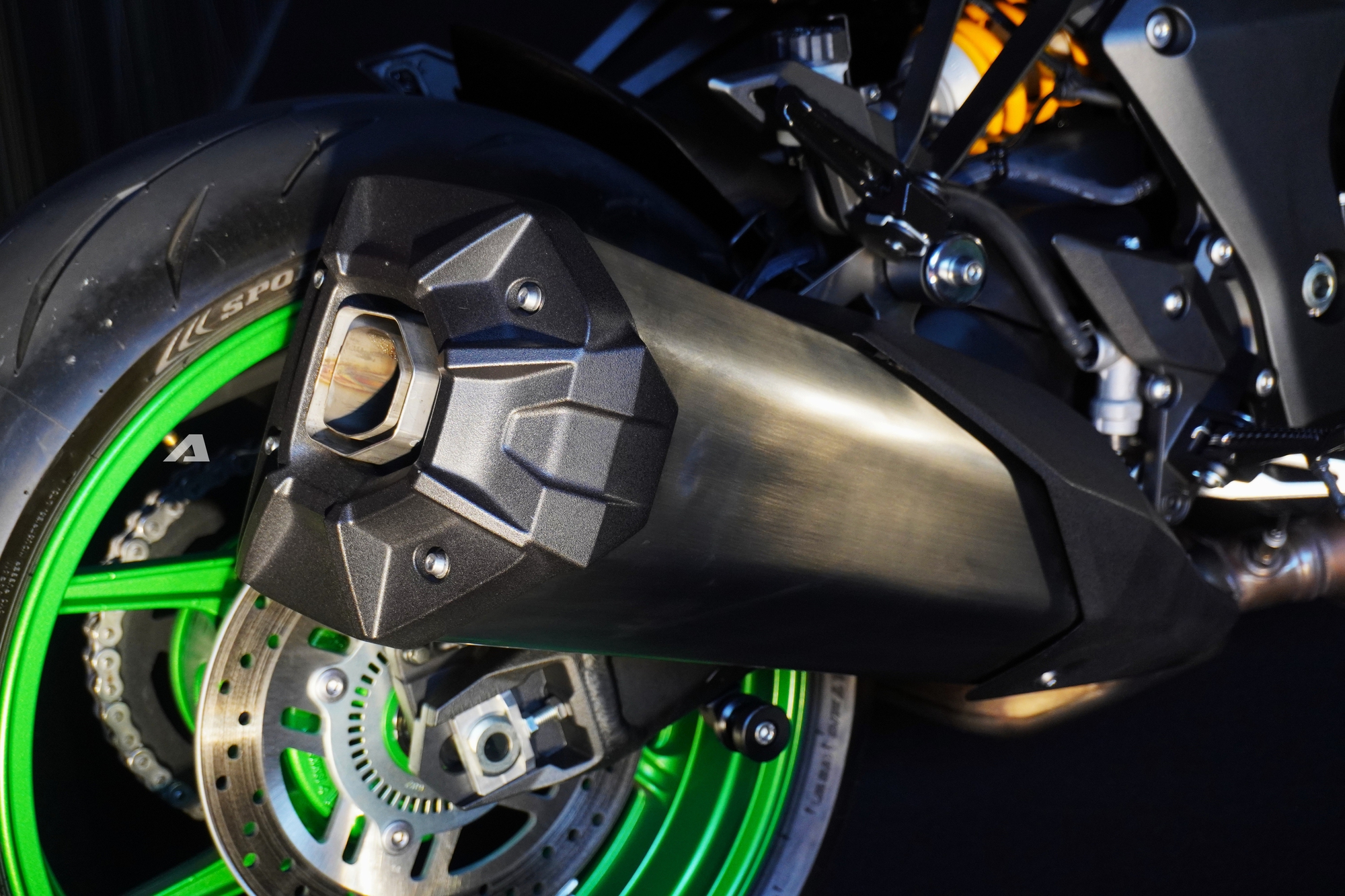 Kawasaki Z1100 SE ra mắt Việt Nam: Động cơ mạnh hơn, c&oacute; trang bị như &ocirc; t&ocirc;, gi&aacute; b&aacute;n khiến nhiều người bất ngờ- Ảnh 4.