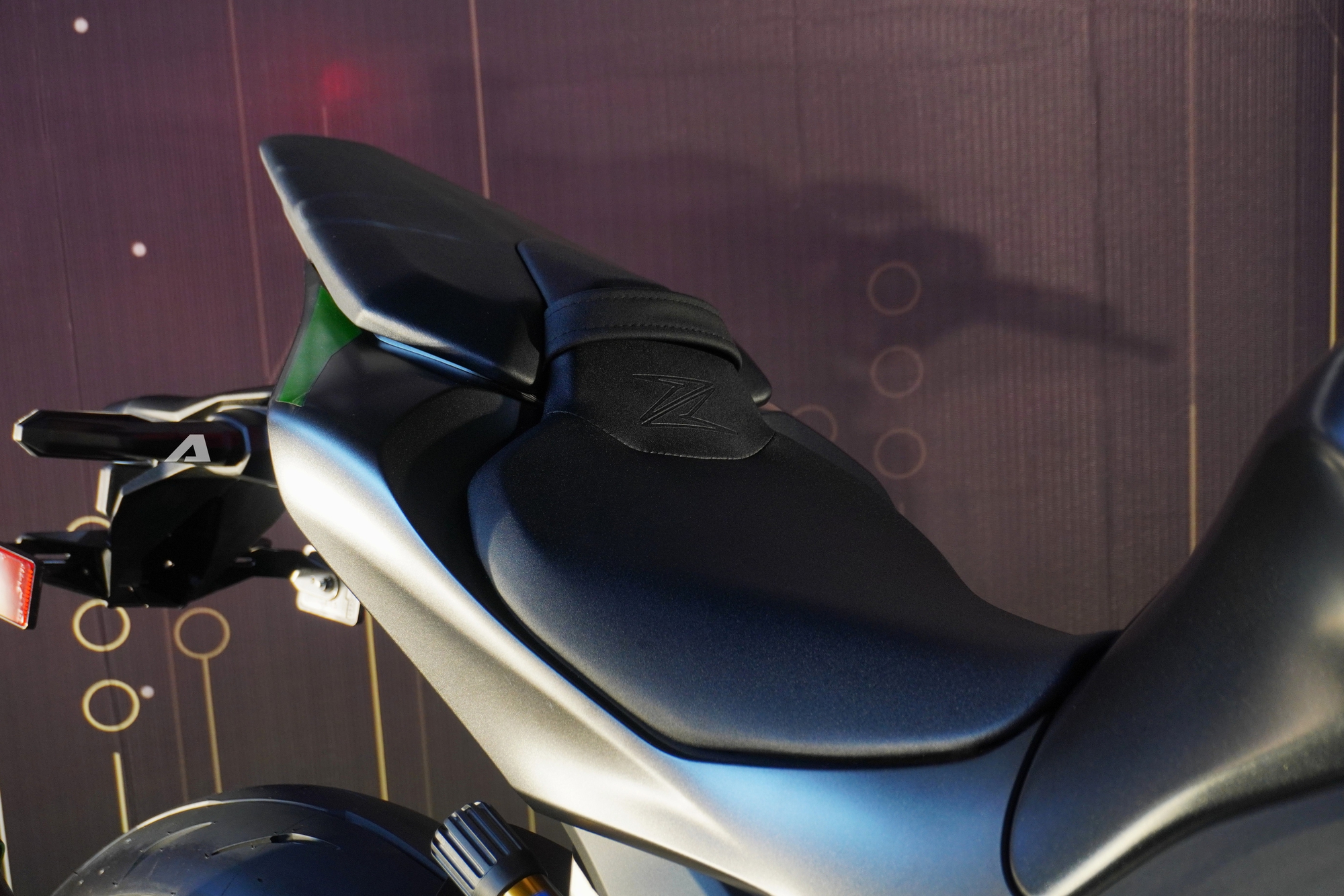 Kawasaki Z1100 SE ra mắt Việt Nam: Động cơ mạnh hơn, c&oacute; trang bị như &ocirc; t&ocirc;, gi&aacute; b&aacute;n khiến nhiều người bất ngờ- Ảnh 9.