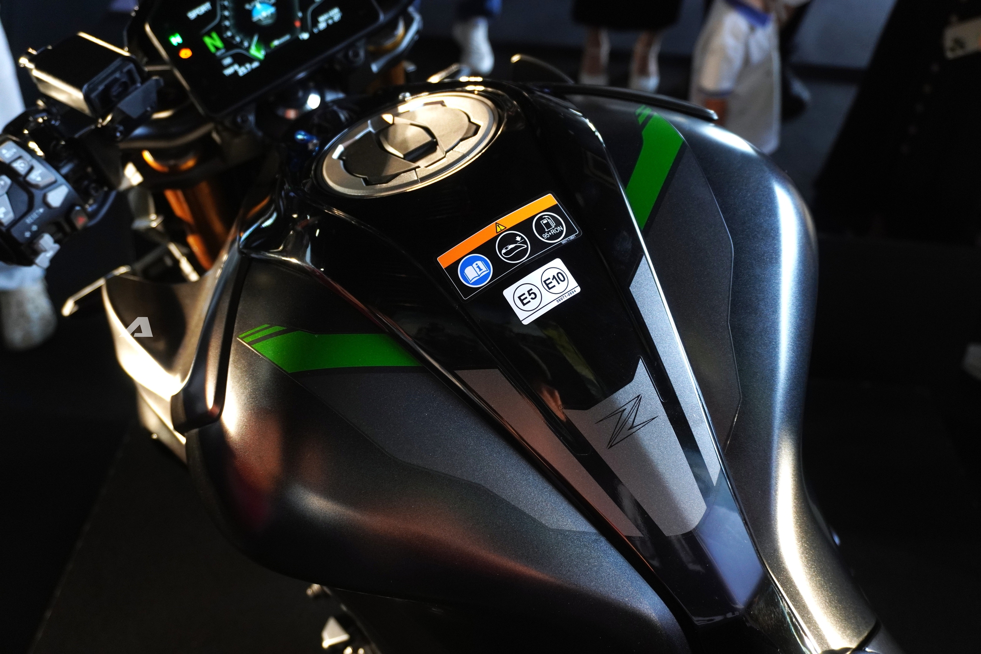 Kawasaki Z1100 SE ra mắt Việt Nam: Động cơ mạnh hơn, c&oacute; trang bị như &ocirc; t&ocirc;, gi&aacute; b&aacute;n khiến nhiều người bất ngờ- Ảnh 11.