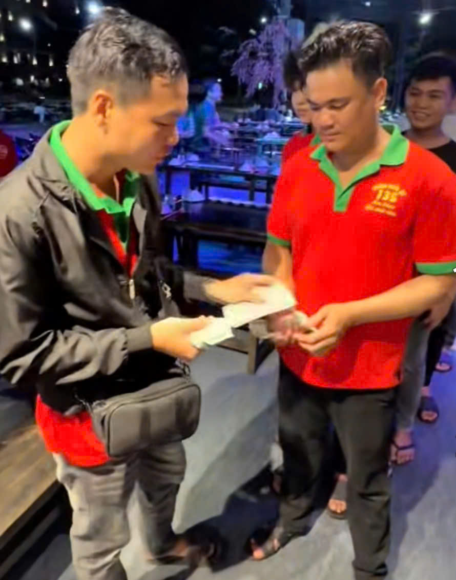 Nam nh&acirc;n vi&ecirc;n tr&uacute;ng độc đắc 18 tỉ đồng tiếp tục g&acirc;y bất ngờ khi tặng &ocirc; t&ocirc; cho em g&aacute;i chủ qu&aacute;n- Ảnh 2.