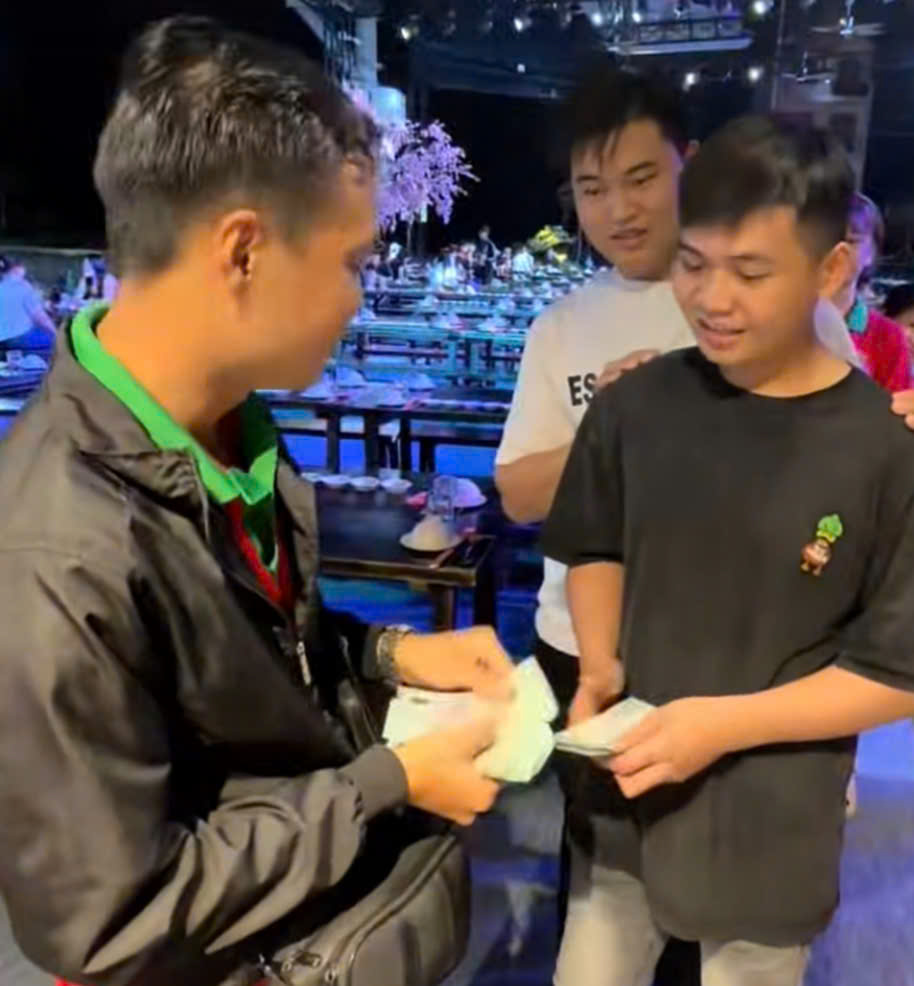 Nam nh&acirc;n vi&ecirc;n tr&uacute;ng độc đắc 18 tỉ đồng tiếp tục g&acirc;y bất ngờ khi tặng &ocirc; t&ocirc; cho em g&aacute;i chủ qu&aacute;n- Ảnh 1.