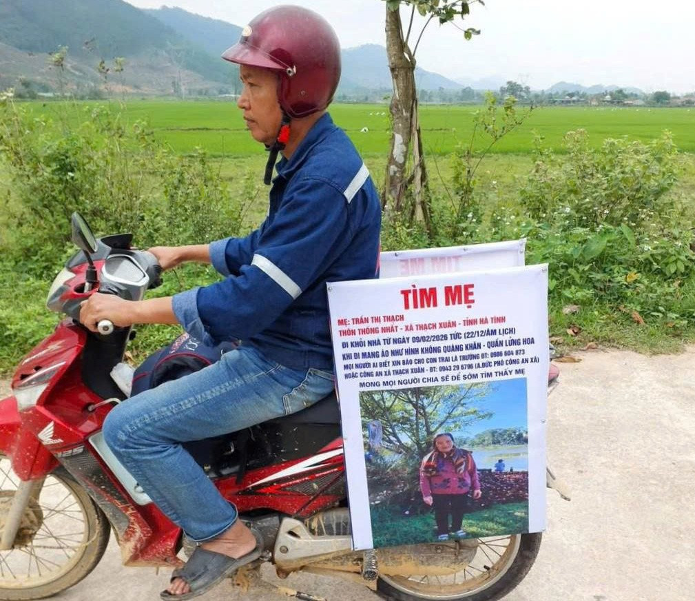Mẹ mất t&iacute;ch, con trai d&aacute;n th&ocirc;ng b&aacute;o l&ecirc;n xe m&aacute;y rong ruổi t&igrave;m kiếm- Ảnh 2.
