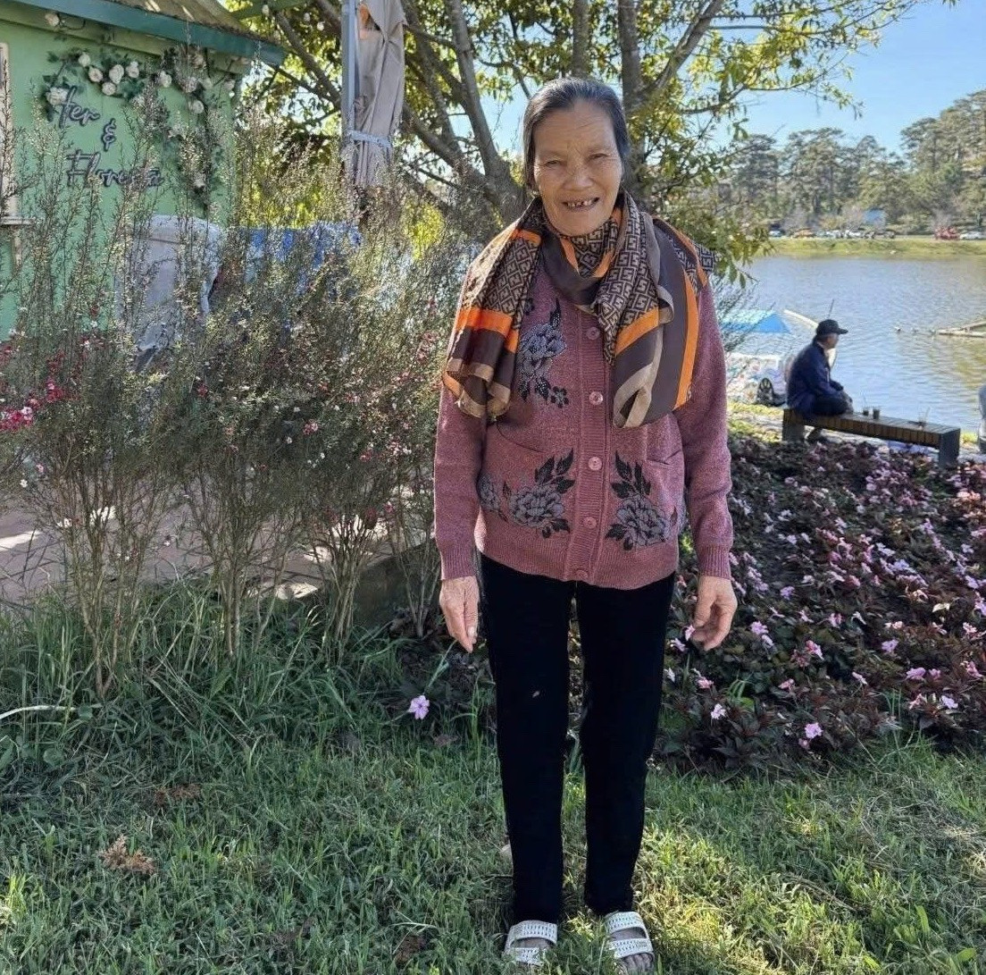 Mẹ mất t&iacute;ch, con trai d&aacute;n th&ocirc;ng b&aacute;o l&ecirc;n xe m&aacute;y rong ruổi t&igrave;m kiếm- Ảnh 3.