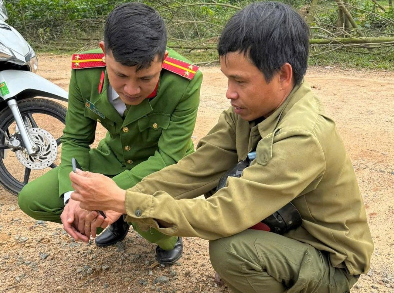Mẹ mất t&iacute;ch, con trai d&aacute;n th&ocirc;ng b&aacute;o l&ecirc;n xe m&aacute;y rong ruổi t&igrave;m kiếm- Ảnh 1.