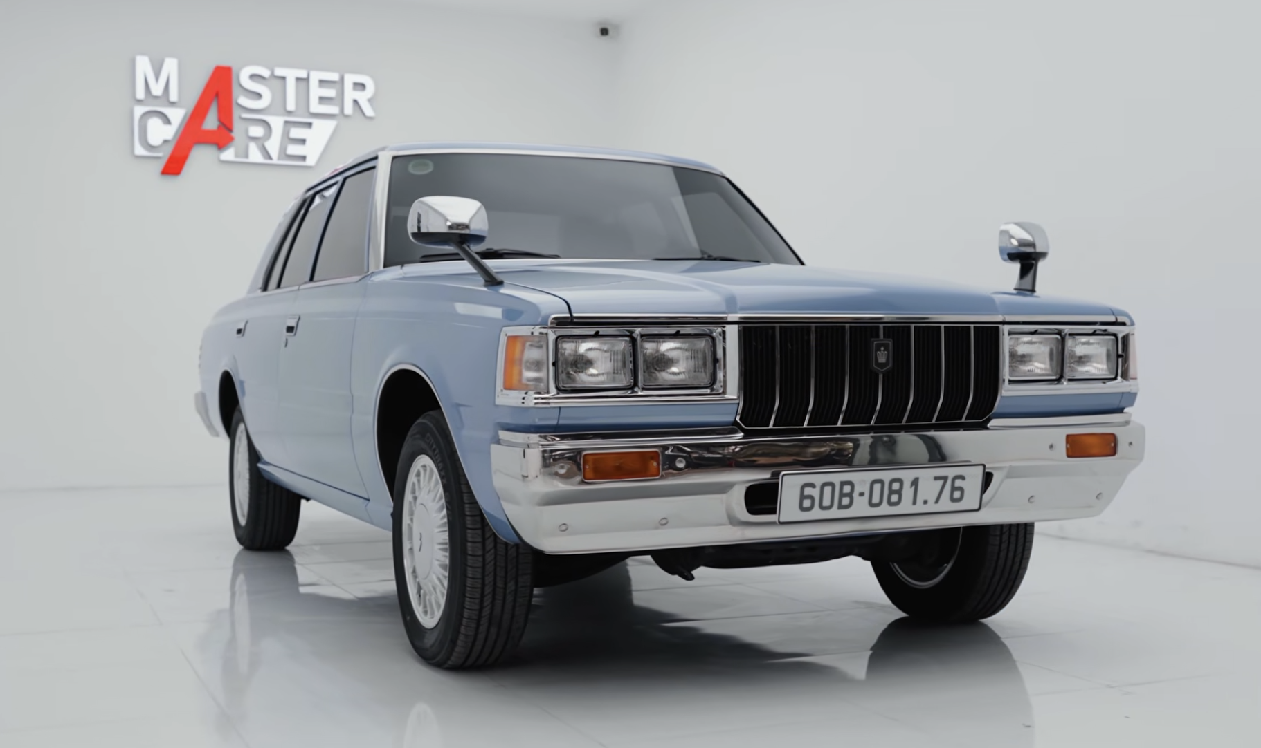 D&acirc;n chơi Việt 'hồi sinh' Toyota Crown hơn 45 tuổi: Cắt, h&agrave;n từ từng chi tiết nhỏ, lắp m&agrave;n h&igrave;nh lớn, sơn m&agrave;u như tr&ecirc;n 'Mẹc G'- Ảnh 1.