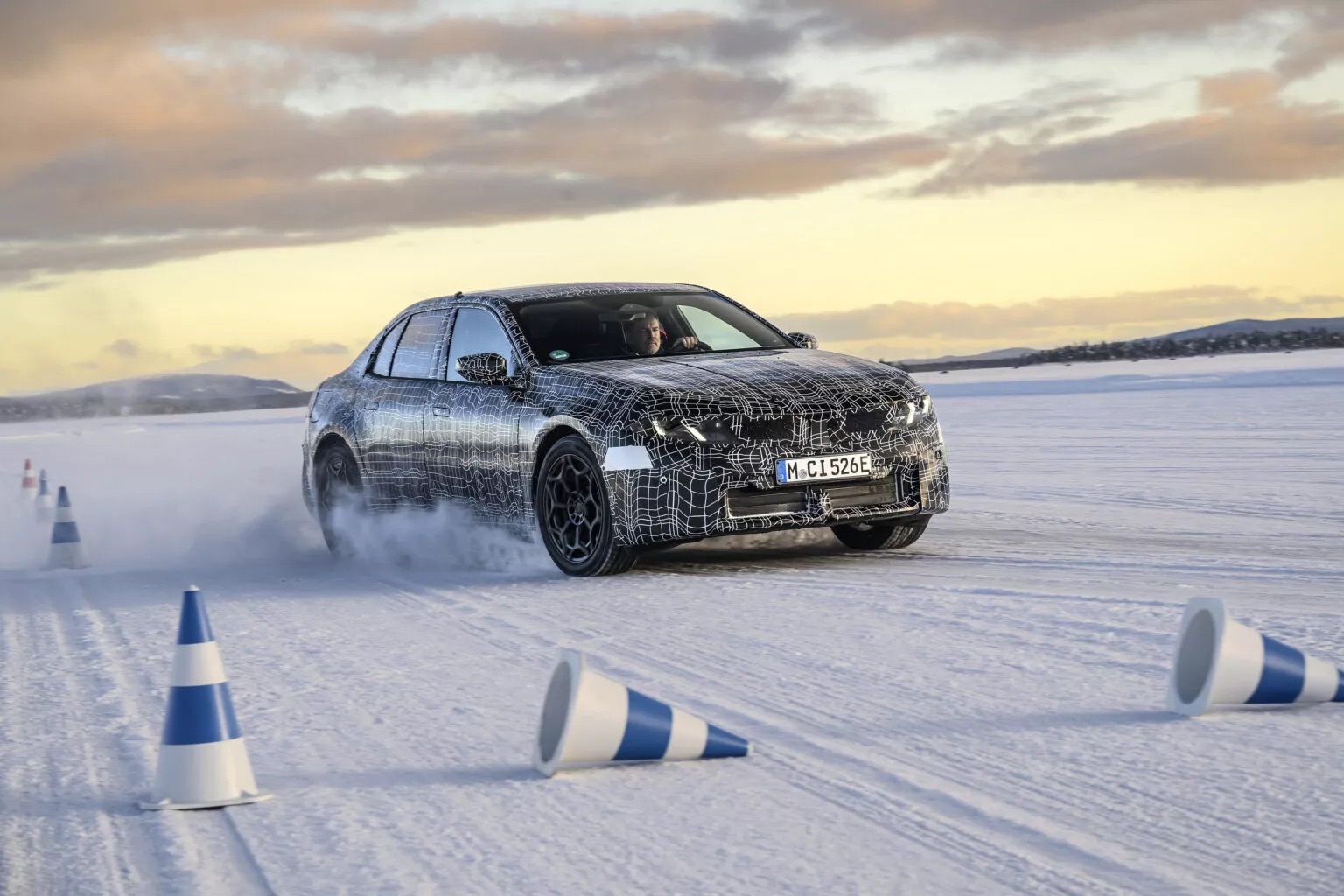 BMW 3 Series 2026 lộ ảnh mới với nhiều chi tiết th&uacute; vị: Cản trước, m&acirc;m, phuộc, ghế nỉ d&ugrave;ng nh&ocirc;m, nhựa t&aacute;i chế- Ảnh 9.