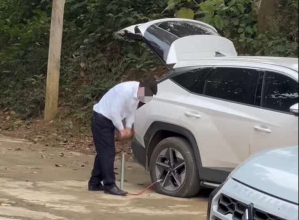 T&agrave;i xế kinh nghiệm lu&ocirc;n để sẵn 3 m&oacute;n n&agrave;y trong xe: Nhỏ gọn nhưng cực kỳ hữu &iacute;ch khi gặp sự cố- Ảnh 1.