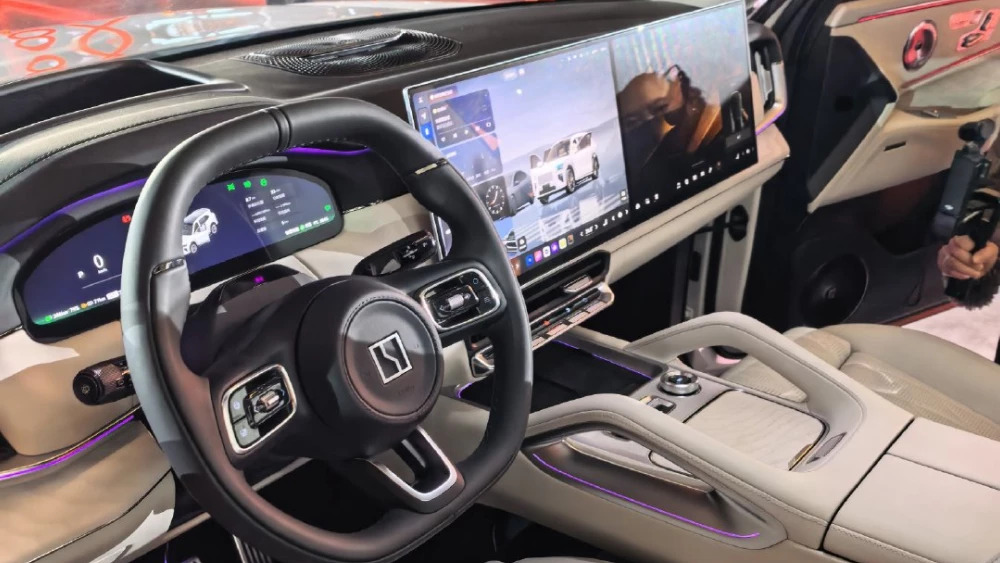 Zeekr 8X chốt gi&aacute; quy đổi hơn 1,4 tỷ đồng ở s&aacute;t Việt Nam: C&ugrave;ng cỡ Explorer, m&aacute;y hybrid cắm sạc, mạnh ngang si&ecirc;u xe- Ảnh 4.