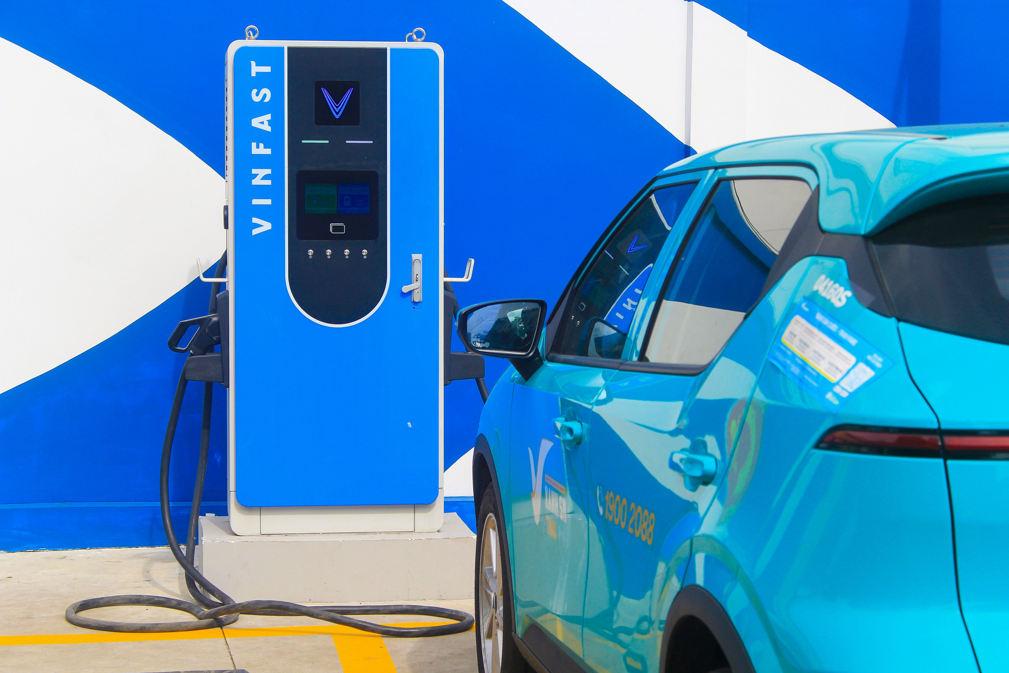 V-Green chơi lớn: Bỏ 10.000 tỷ đồng x&acirc;y 99 si&ecirc;u trạm sạc khắp quốc lộ Việt Nam, phục vụ một l&uacute;c 100 xe, sạc 15 ph&uacute;t l&agrave; chạy- Ảnh 2.