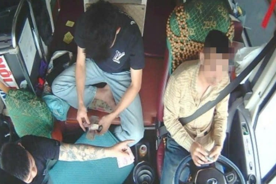 T&agrave;i xế v&agrave; phụ xe đ&aacute;nh bạc khi đang di chuyển tr&ecirc;n cao tốc- Ảnh 1.