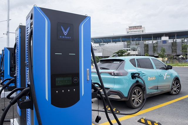 V-Green chơi lớn: Bỏ 10.000 tỷ đồng x&acirc;y 99 si&ecirc;u trạm sạc khắp quốc lộ Việt Nam, phục vụ một l&uacute;c 100 xe, sạc 15 ph&uacute;t l&agrave; chạy- Ảnh 1.