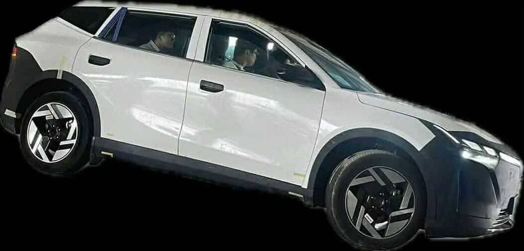 Rộ ảnh SUV VinFast mới đang thử nghiệm: Cỡ như VF 6, cụm đ&egrave;n đặt cao kiểu VF 8, m&acirc;m gần giống VF MPV 7- Ảnh 1.