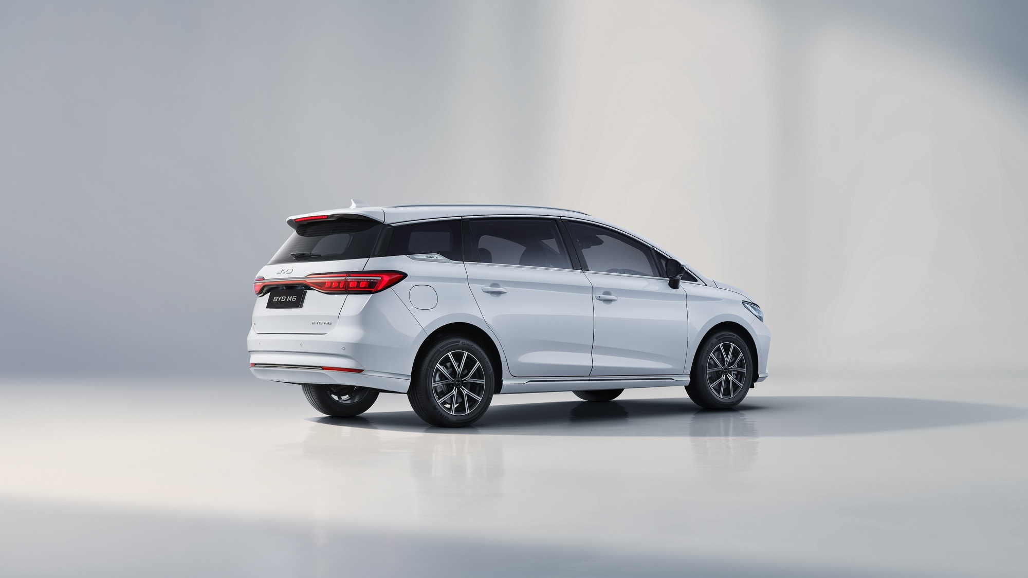 BYD M6 b&aacute;n gần 2.000 chiếc từ khi ra mắt, sắp đuổi kịp nhiều xe Nhật, H&agrave;n tại Việt Nam- Ảnh 3.