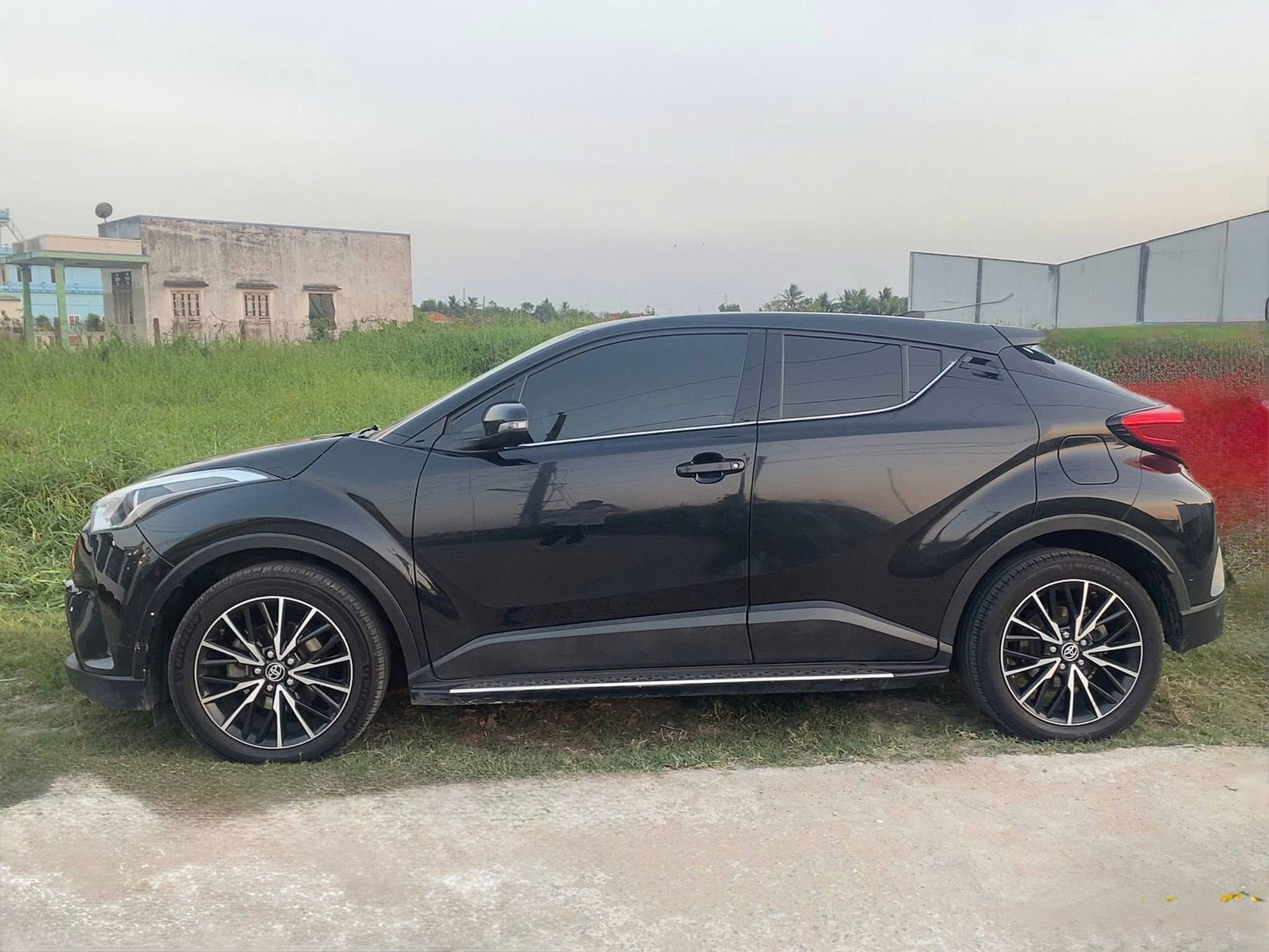 Chiếc Toyota C-HR hiếm hoi tại Việt Nam b&aacute;n lại 700 triệu: Ngang cỡ Creta, mua mới gần 2 tỷ, nhập nguy&ecirc;n chiếc từ Thổ Nhĩ Kỳ- Ảnh 1.