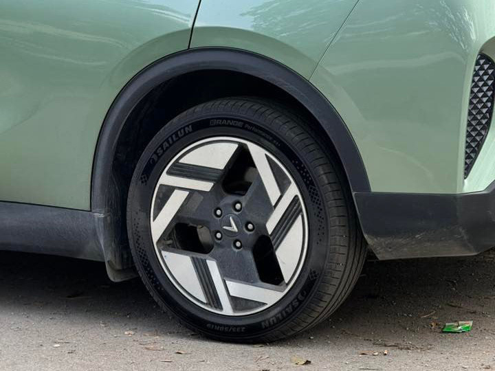 Rộ ảnh SUV VinFast mới đang thử nghiệm: Cỡ như VF 6, cụm đ&egrave;n đặt cao kiểu VF 8, m&acirc;m gần giống VF MPV 7- Ảnh 6.