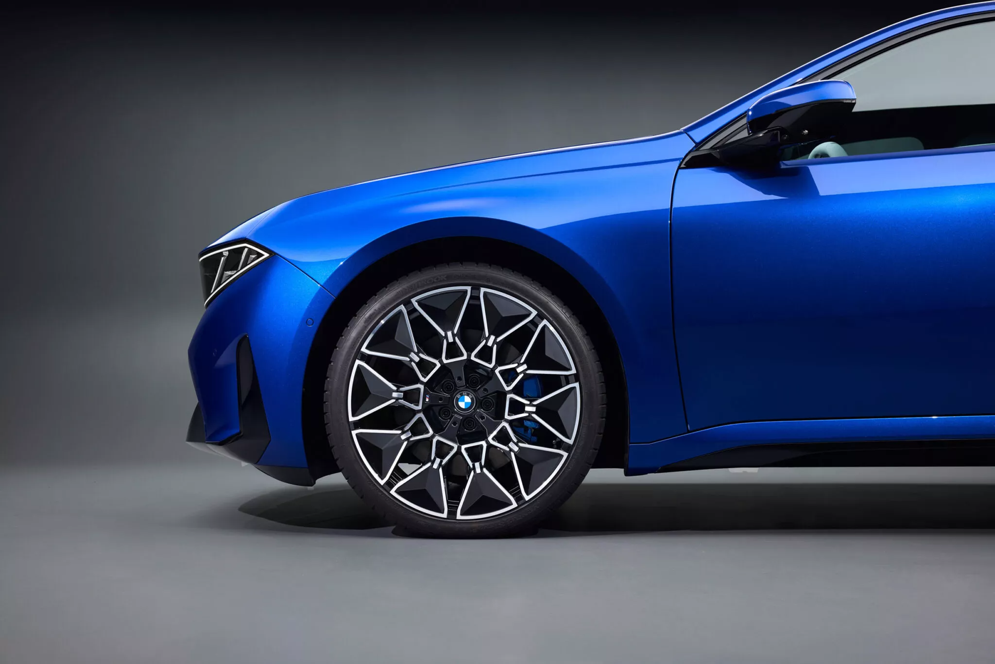 BMW i3 lộ diện: Nh&igrave;n như đến từ tương lai, c&oacute; cả AI hỗ trợ người l&aacute;i, sạc đầy đi gần 1.000 km- Ảnh 5.