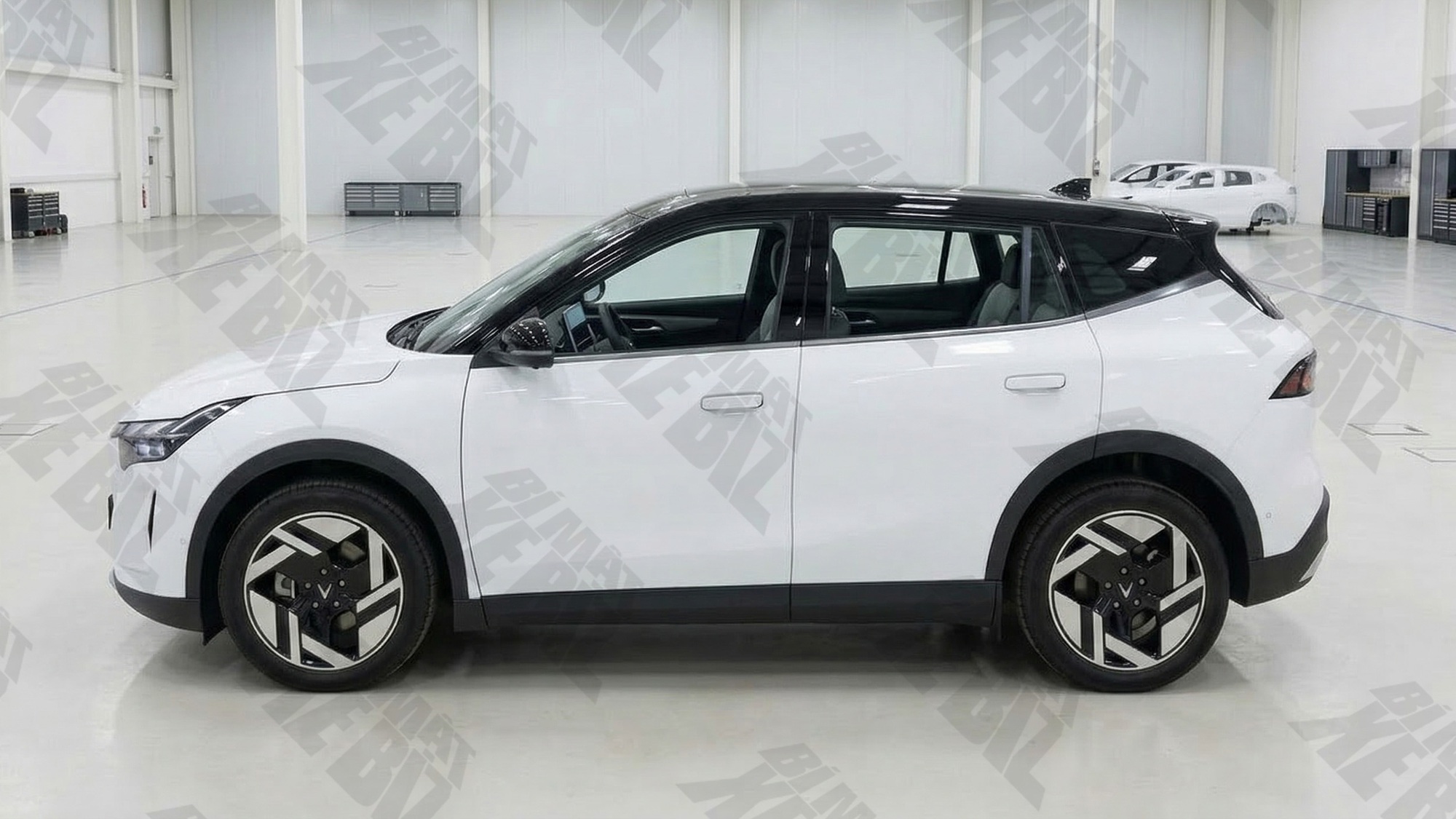 Rộ ảnh SUV VinFast mới đang thử nghiệm: Cỡ như VF 6, cụm đ&egrave;n đặt cao kiểu VF 8, m&acirc;m gần giống VF MPV 7- Ảnh 5.