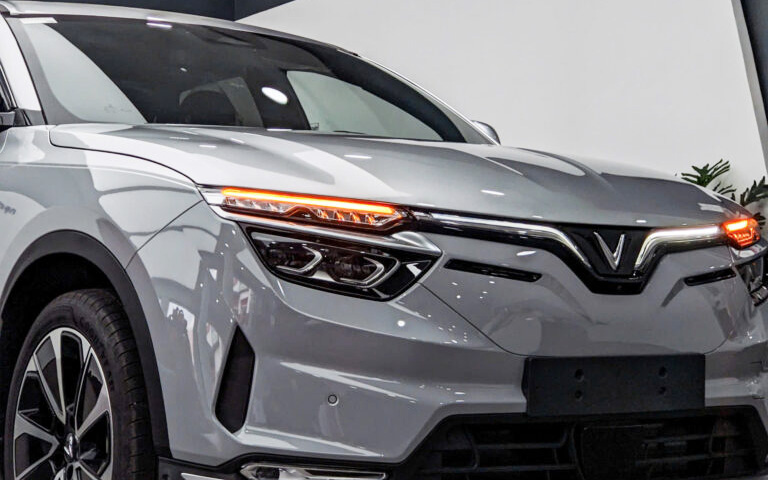 Rộ ảnh SUV VinFast mới đang thử nghiệm: Cỡ như VF 6, cụm đ&egrave;n đặt cao kiểu VF 8, m&acirc;m gần giống VF MPV 7- Ảnh 4.