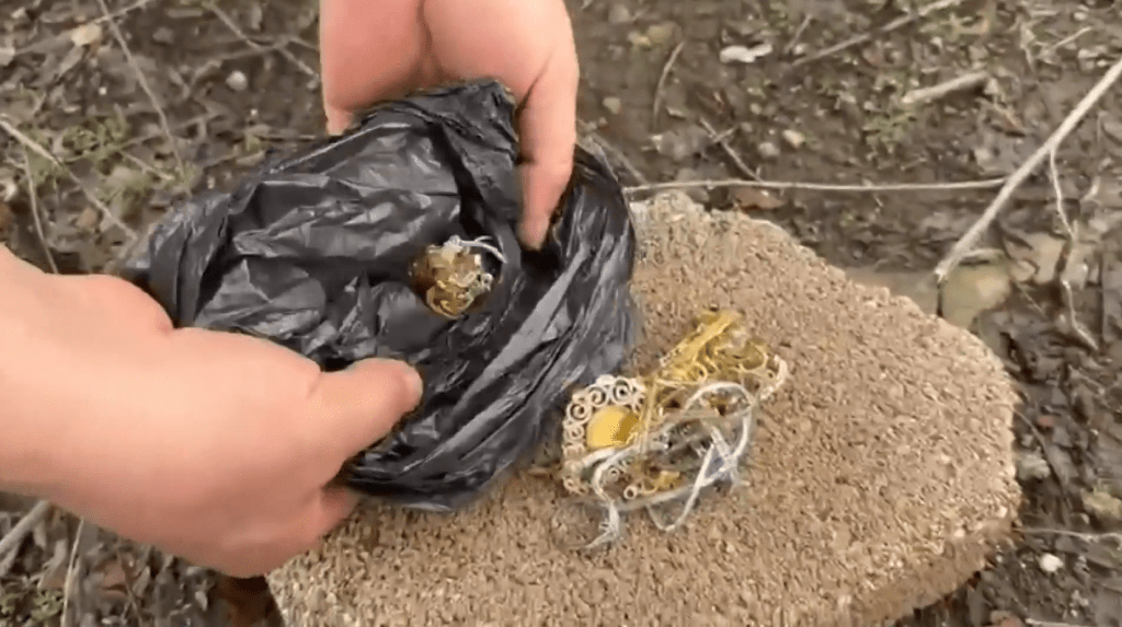 To&agrave;n cảnh vụ trộm &ldquo;kh&oacute; đỡ&rdquo; được camera ghi lại: Đột nhập bằng xe n&acirc;ng, &ocirc;m 150g v&agrave;ng cưỡi lừa tẩu tho&aacute;t- Ảnh 3.