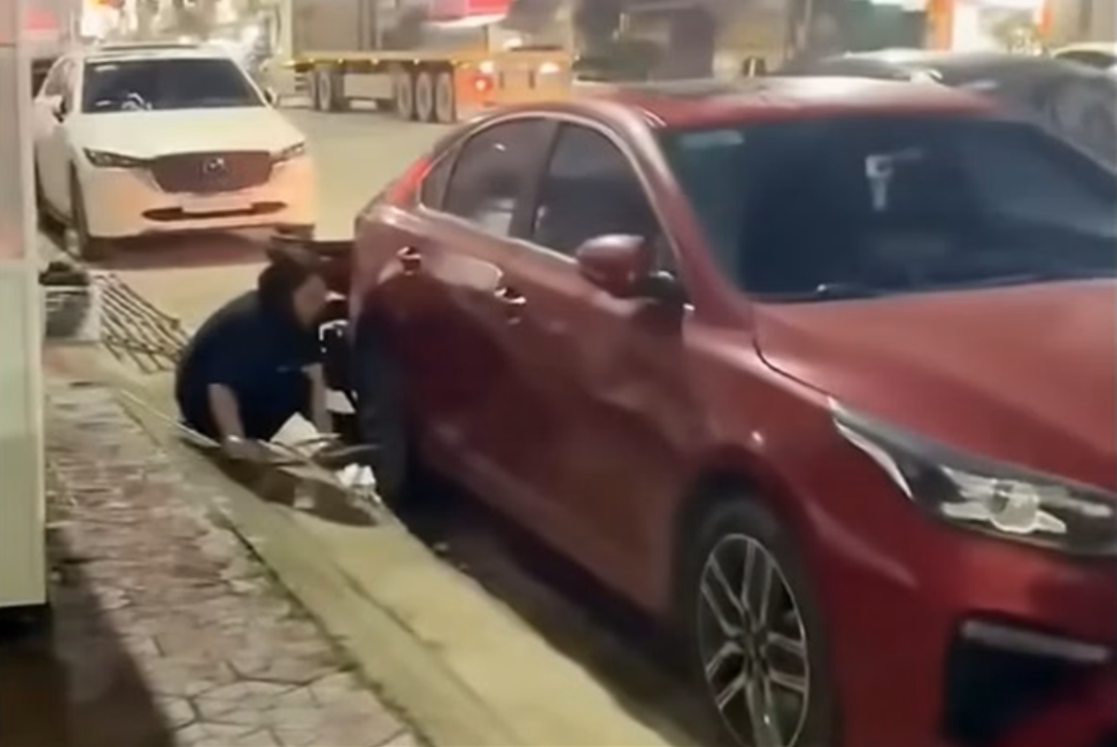 Khóa bánh ô tô của người khác đỗ trước cửa hàng ở Hải Phòng: Người phụ nữ được mời lên phường- Ảnh 1. Khóa bánh ô tô của người khác đỗ trước cửa hàng ở Hải Phòng: Người phụ nữ được mời lên phường- Ảnh 1.