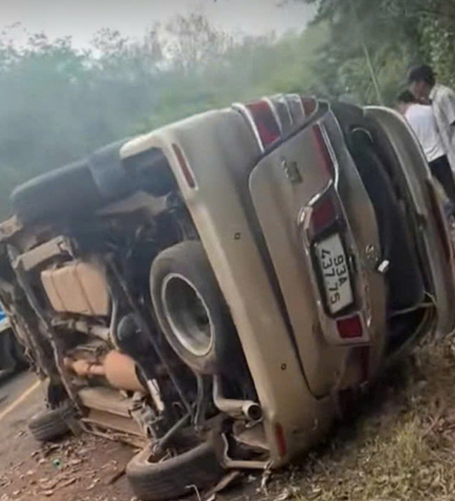 Xót xa hiện trường vụ lật xe ở Đồng Nai: Cháu gái 10 tuổi tử vong cùng bà nội sau cú ôm cua định mệnh- Ảnh 1. Xót xa hiện trường vụ lật xe ở Đồng Nai: Cháu gái 10 tuổi tử vong cùng bà nội sau cú ôm cua định mệnh- Ảnh 1.