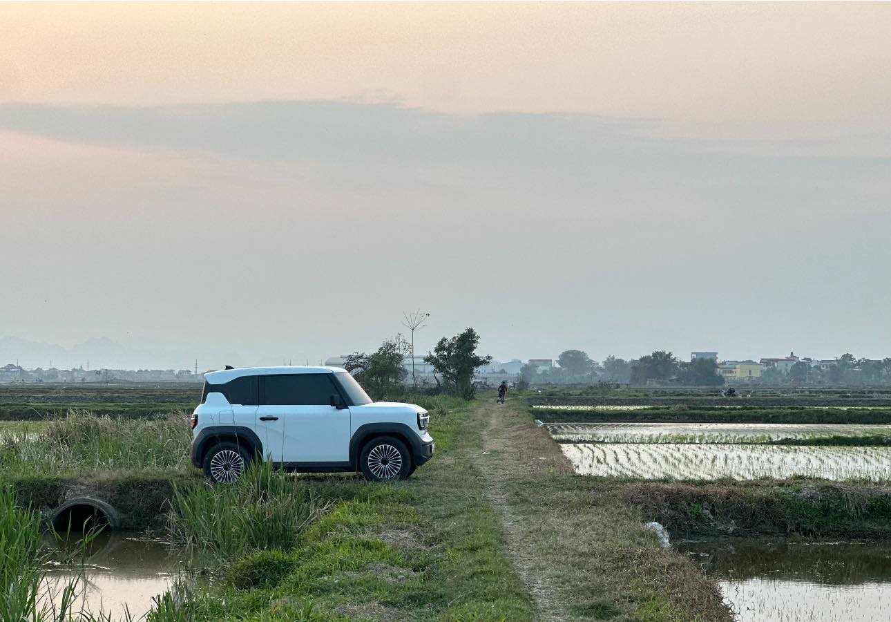 Chủ xe VinFast VF 3 l&ocirc; đầu n&acirc;ng cấp xe như bản mới: &lsquo;L&aacute;i chắc tay, nghe nhạc hay hơn, Apple CarPlay được miễn ph&iacute;&rsquo;- Ảnh 1.