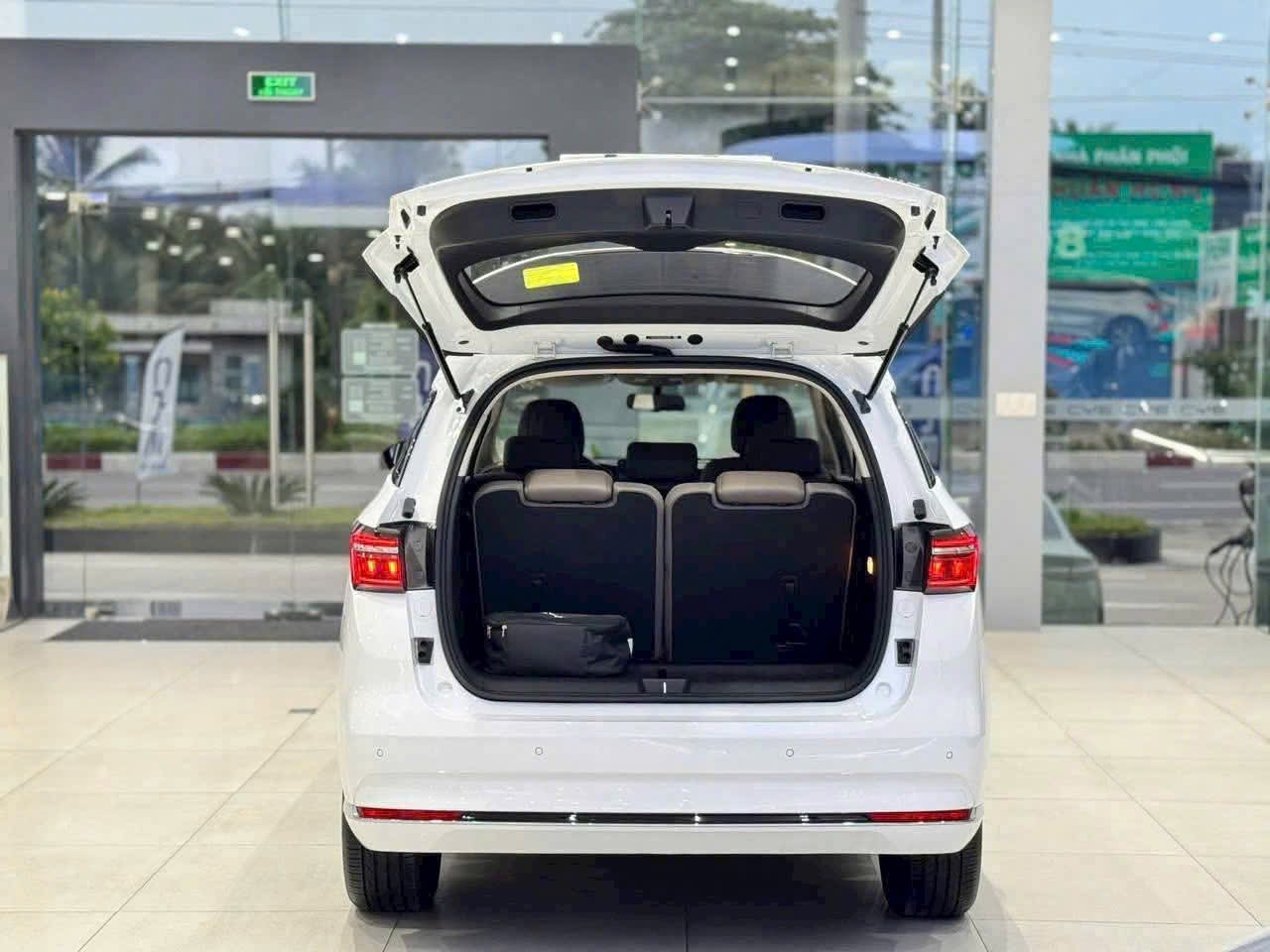 Bỏ qua xe xăng chạy dịch vụ, BYD M6 liệu c&oacute; l&agrave; &lsquo;mỏ v&agrave;ng&rsquo; mới: 7 chỗ rộng r&atilde;i, sạc một lần chạy 420km, đầy ắp c&ocirc;ng nghệ &lsquo;nịnh&rsquo; kh&aacute;ch- Ảnh 6.