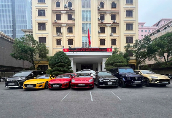 Điểm qua d&agrave;n si&ecirc;u xe, đồng hồ xa xỉ, tiền v&agrave; v&agrave;ng thu giữ trong vụ Mr Pips- Ảnh 1.