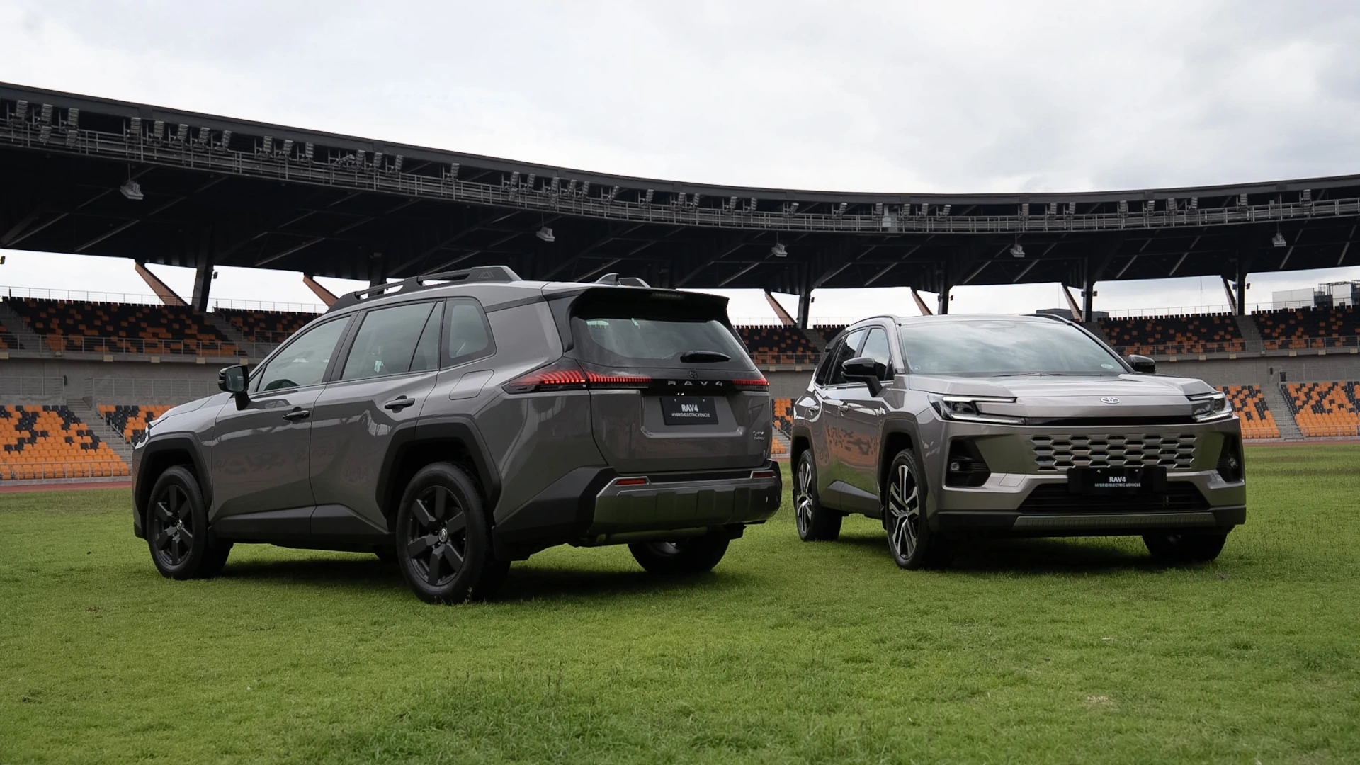 Toyota RAV4 2026 ra mắt ĐN&Aacute;: 2 bản, gi&aacute; quy đổi từ 950 triệu đồng, liệu c&oacute; về Việt Nam cạnh tranh CR-V bằng động cơ hybrid?- Ảnh 1.