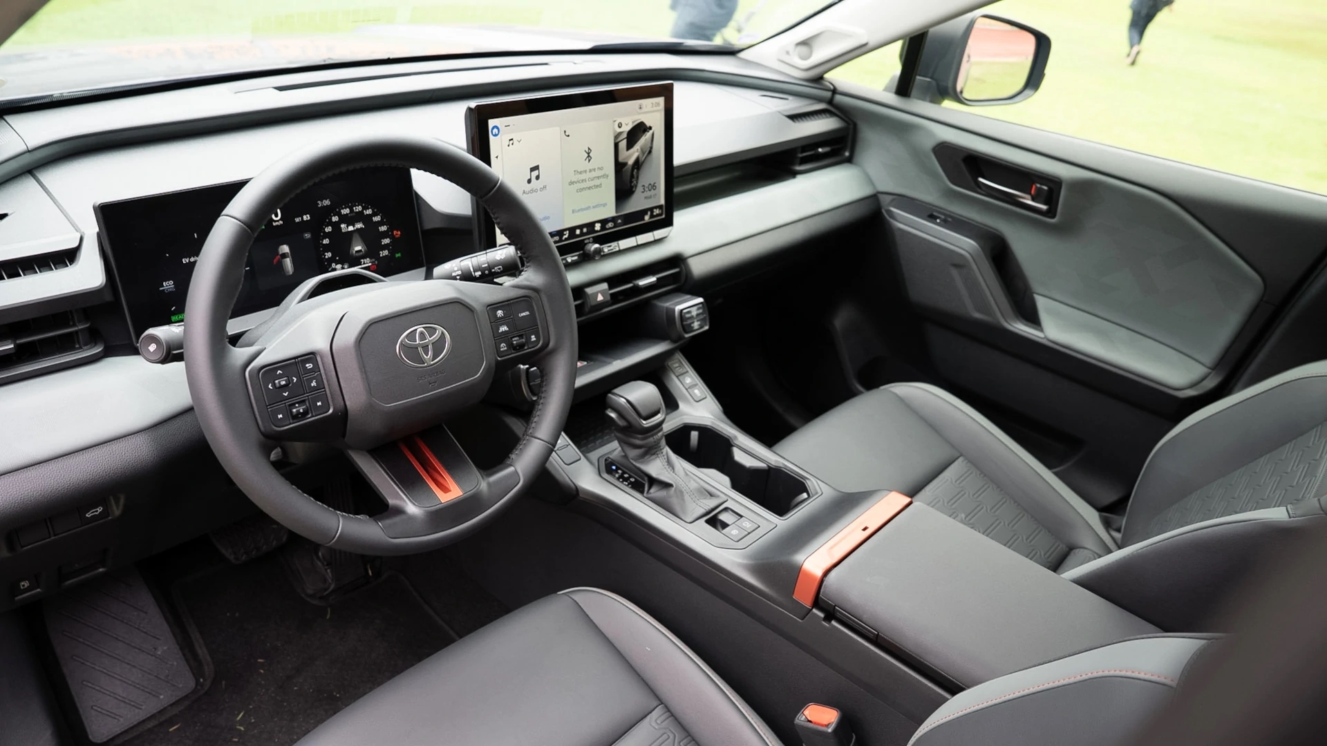 Toyota RAV4 2026 ra mắt ĐN&Aacute;: 2 bản, gi&aacute; quy đổi từ 950 triệu đồng, liệu c&oacute; về Việt Nam cạnh tranh CR-V bằng động cơ hybrid?- Ảnh 3.