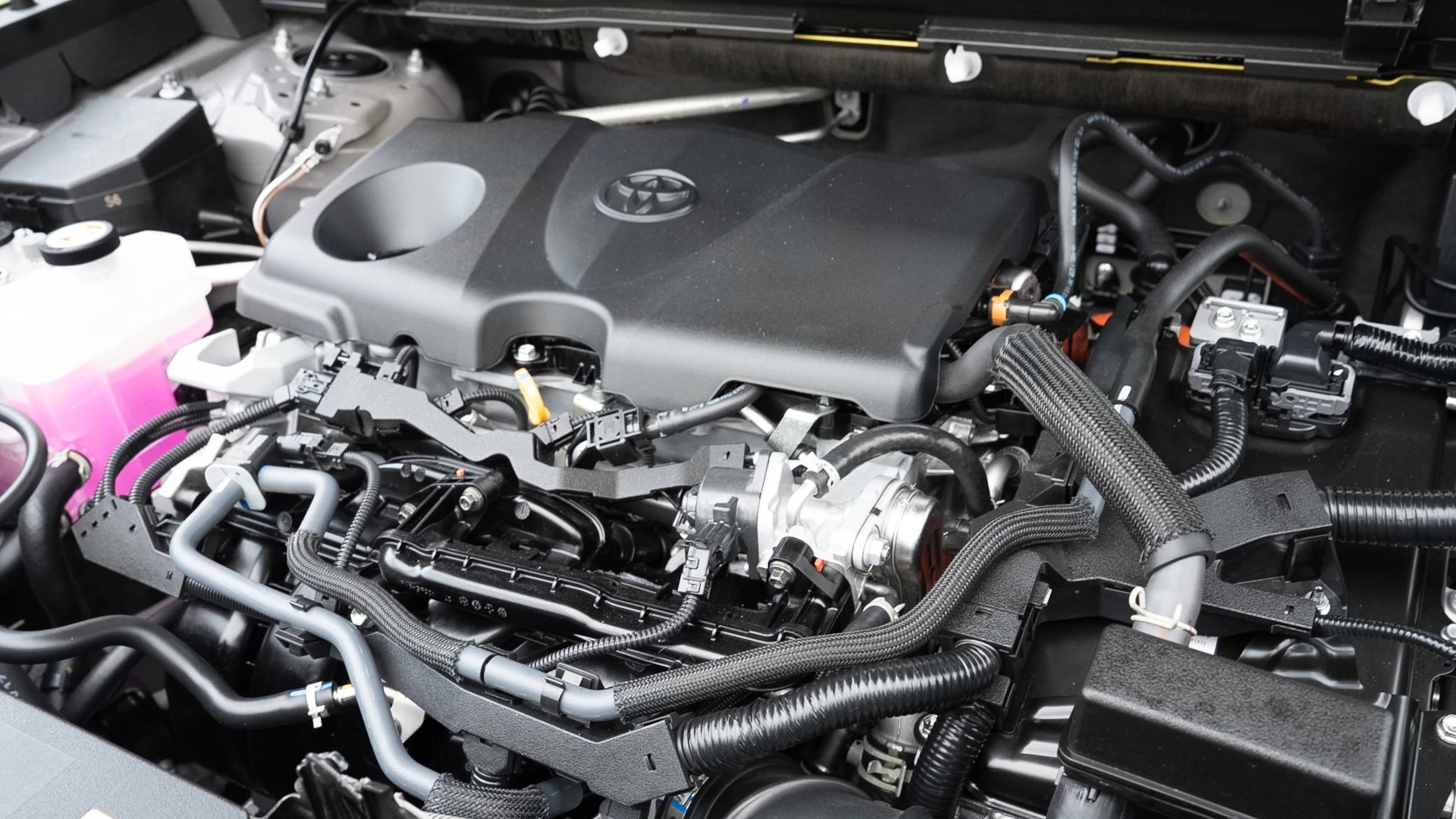 Toyota RAV4 2026 ra mắt ĐN&Aacute;: 2 bản, gi&aacute; quy đổi từ 950 triệu đồng, liệu c&oacute; về Việt Nam cạnh tranh CR-V bằng động cơ hybrid?- Ảnh 4.