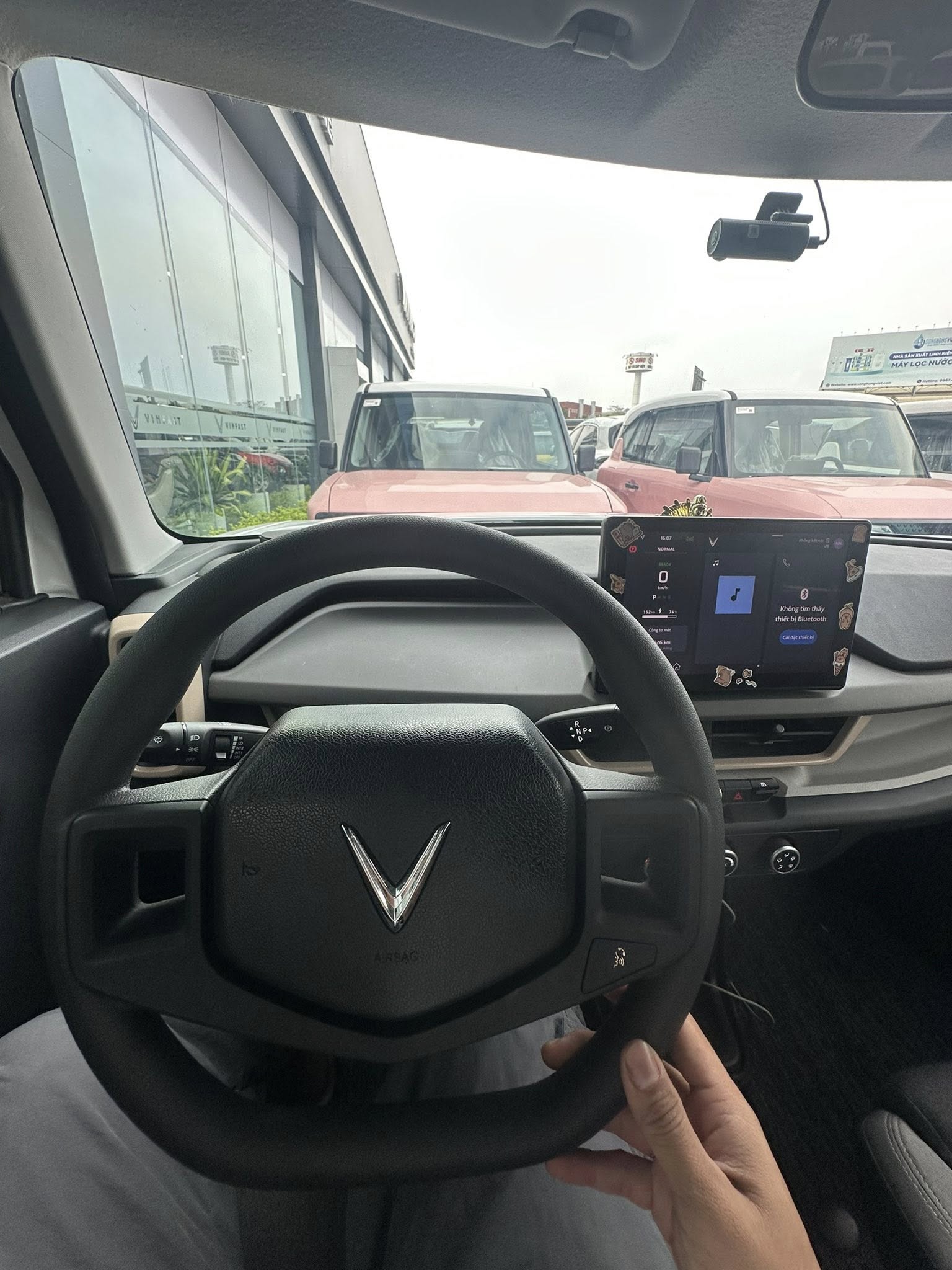 Chủ xe VinFast VF 3 l&ocirc; đầu n&acirc;ng cấp xe như bản mới: &lsquo;L&aacute;i chắc tay, nghe nhạc hay hơn, Apple CarPlay được miễn ph&iacute;&rsquo;- Ảnh 2.