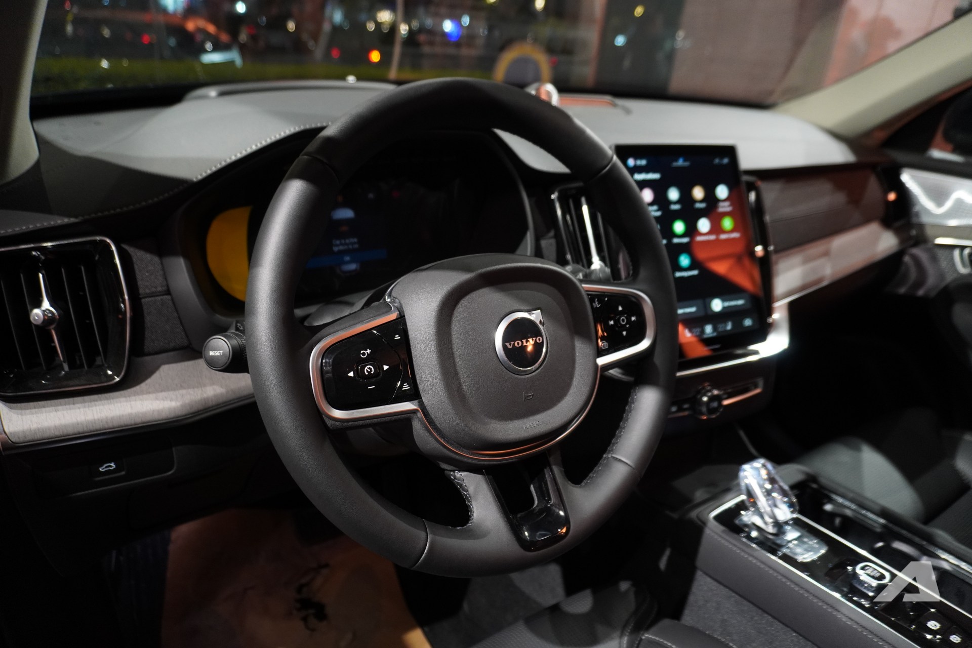 Volvo XC90 2026 ra mắt Việt Nam: Giá 3,289 tỷ đồng rẻ hơn cả Lexus RX, màn lớn hơn, động cơ không mạnh như trước- Ảnh 13. Volvo XC90 2026 ra mắt Việt Nam: Giá 3,289 tỷ đồng rẻ hơn cả Lexus RX, màn lớn hơn, động cơ không mạnh như trước- Ảnh 13.