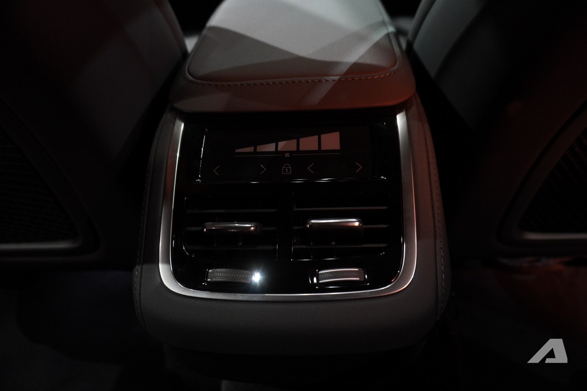 Volvo XC90 2026 ra mắt Việt Nam: Giá 3,289 tỷ đồng rẻ hơn cả Lexus RX, màn lớn hơn, động cơ không mạnh như trước- Ảnh 18. Volvo XC90 2026 ra mắt Việt Nam: Giá 3,289 tỷ đồng rẻ hơn cả Lexus RX, màn lớn hơn, động cơ không mạnh như trước- Ảnh 18.