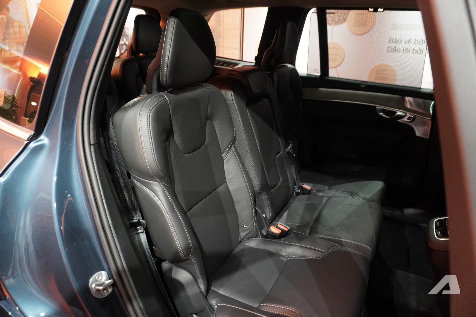 Volvo XC90 2026 ra mắt Việt Nam: Giá 3,289 tỷ đồng rẻ hơn cả Lexus RX, màn lớn hơn, động cơ không mạnh như trước- Ảnh 16. Volvo XC90 2026 ra mắt Việt Nam: Giá 3,289 tỷ đồng rẻ hơn cả Lexus RX, màn lớn hơn, động cơ không mạnh như trước- Ảnh 16.