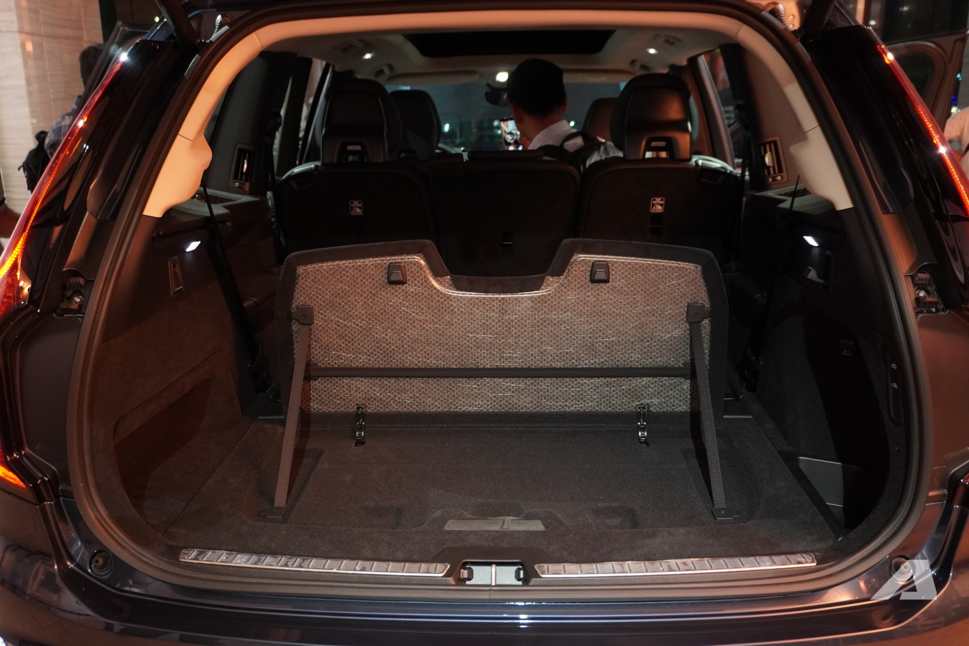 Volvo XC90 2026 ra mắt Việt Nam: Giá 3,289 tỷ đồng rẻ hơn cả Lexus RX, màn lớn hơn, động cơ không mạnh như trước- Ảnh 19. Volvo XC90 2026 ra mắt Việt Nam: Giá 3,289 tỷ đồng rẻ hơn cả Lexus RX, màn lớn hơn, động cơ không mạnh như trước- Ảnh 19.