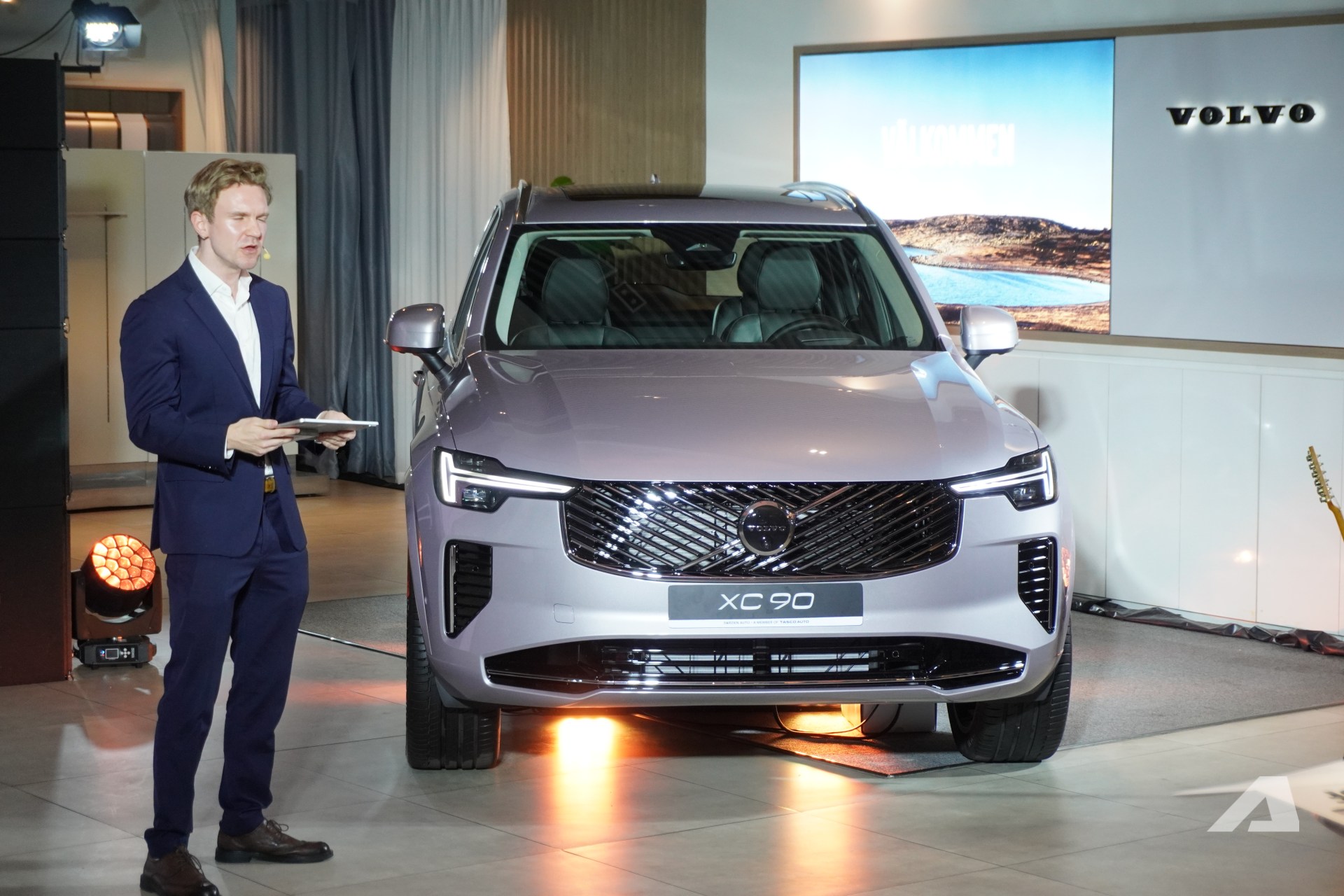 Volvo XC90 2026 ra mắt Việt Nam: Giá 3,289 tỷ đồng rẻ hơn cả Lexus RX, màn lớn hơn, động cơ không mạnh như trước- Ảnh 1. Volvo XC90 2026 ra mắt Việt Nam: Giá 3,289 tỷ đồng rẻ hơn cả Lexus RX, màn lớn hơn, động cơ không mạnh như trước- Ảnh 1.