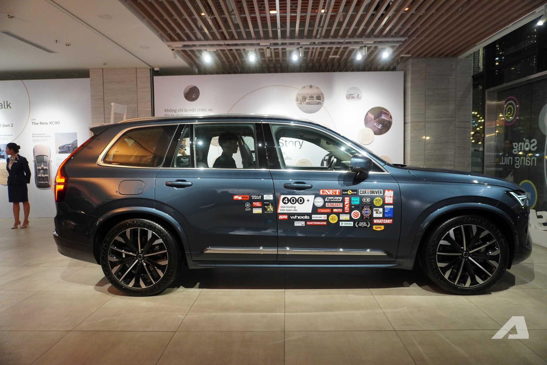 Volvo XC90 2026 ra mắt Việt Nam: Giá 3,289 tỷ đồng rẻ hơn cả Lexus RX, màn lớn hơn, động cơ không mạnh như trước- Ảnh 8. Volvo XC90 2026 ra mắt Việt Nam: Giá 3,289 tỷ đồng rẻ hơn cả Lexus RX, màn lớn hơn, động cơ không mạnh như trước- Ảnh 8.