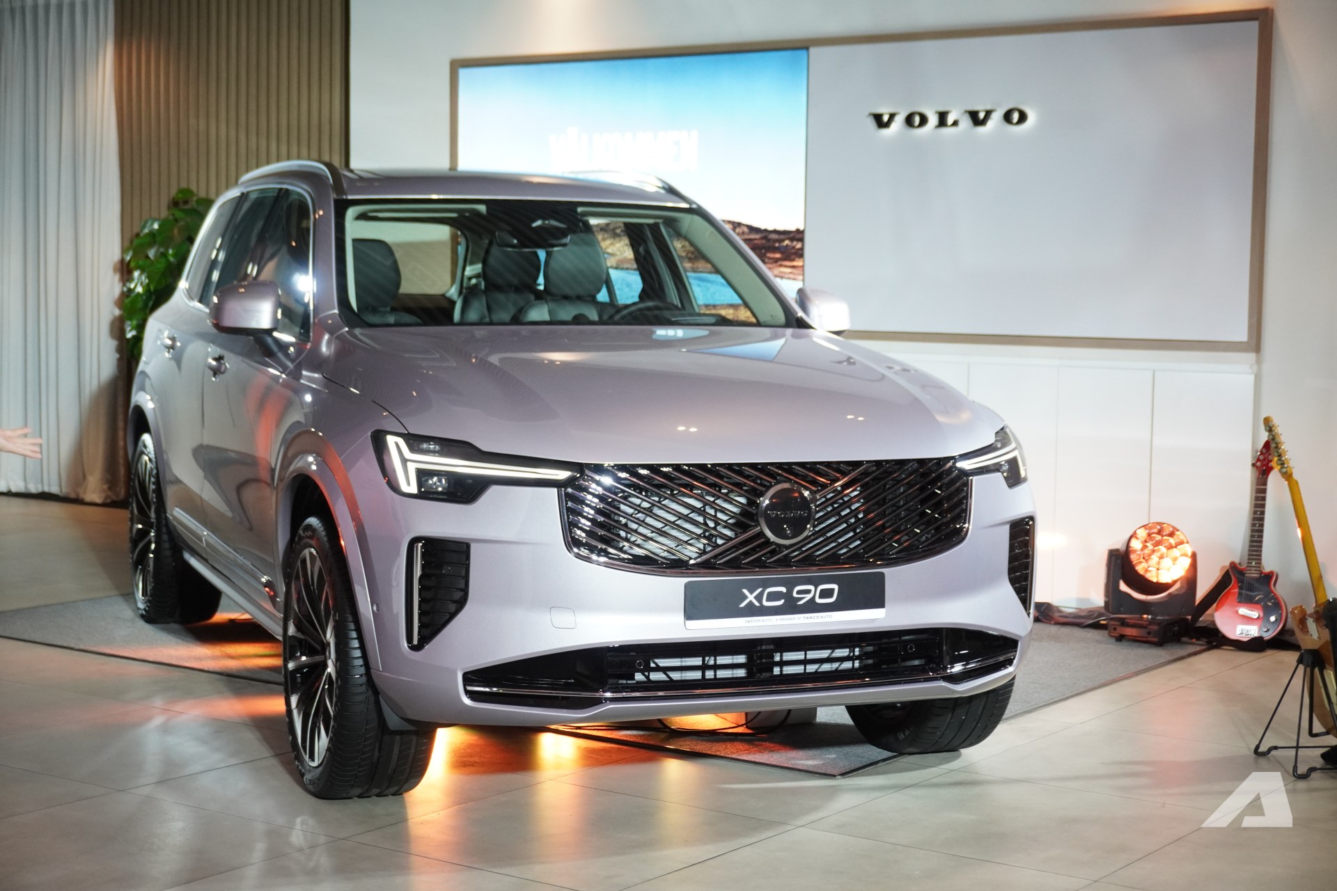 Volvo XC90 2026 ra mắt Việt Nam: Giá 3,289 tỷ đồng rẻ hơn cả Lexus RX, màn lớn hơn, động cơ không mạnh như trước- Ảnh 2. Volvo XC90 2026 ra mắt Việt Nam: Giá 3,289 tỷ đồng rẻ hơn cả Lexus RX, màn lớn hơn, động cơ không mạnh như trước- Ảnh 2.