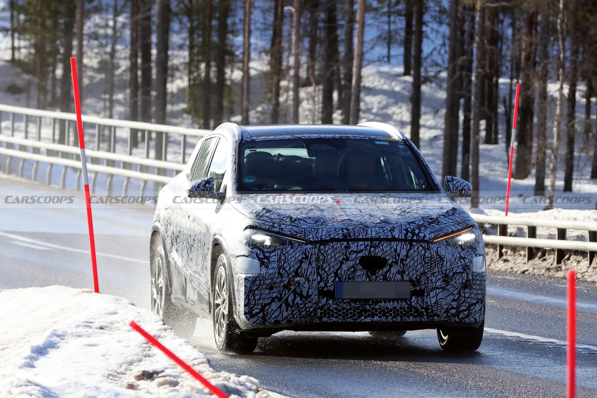 Mercedes-Benz GLA đời mới lộ nội thất với cặp m&agrave;n h&igrave;nh khủng c&ugrave;ng tầm vận h&agrave;nh &lsquo;chỉ&rsquo; chưa tới 500km/sạc- Ảnh 1.