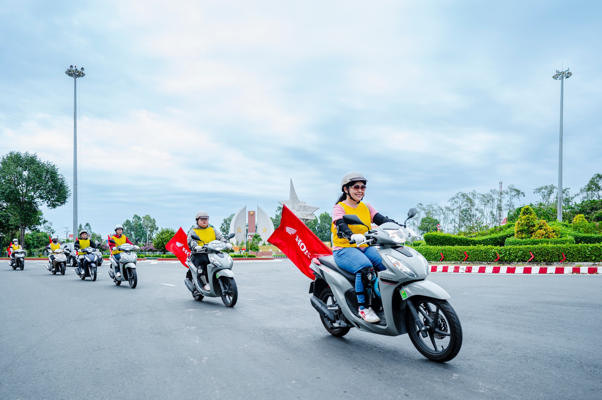 Ai bảo phụ nữ lái xe hao xăng, hai tay lái nữ này chạy còn tiết kiệm hơn cả mức hãng công bố tới gần 40%- Ảnh 1. Ai bảo phụ nữ lái xe hao xăng, hai tay lái nữ này chạy còn tiết kiệm hơn cả mức hãng công bố tới gần 40%- Ảnh 1.