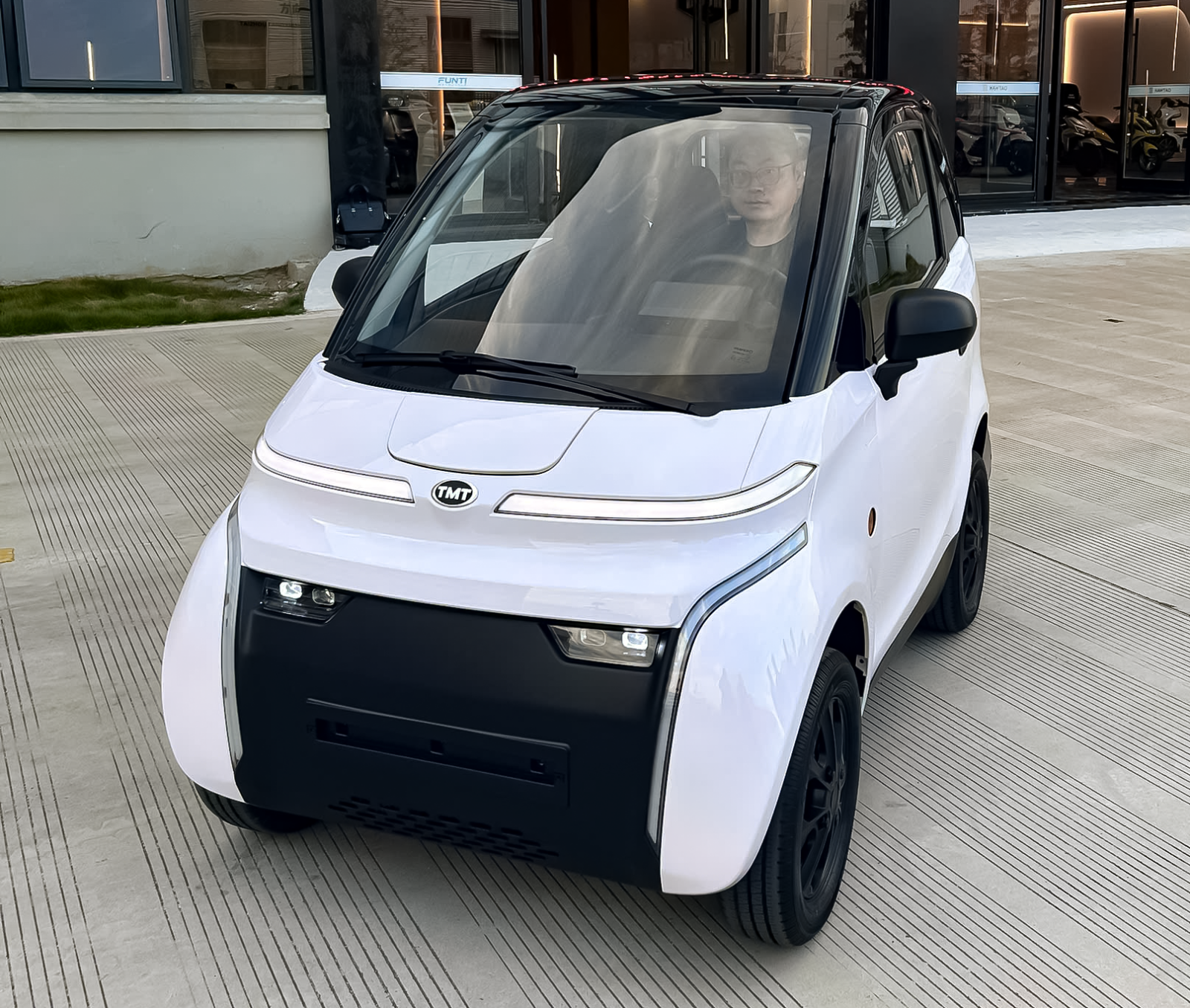 Ô tô điện Việt Nam giá từ 148 triệu đồng sắp ra mắt: Tháo pin như xe máy, sạc được tại nhà, chạy gần 10 vòng Hồ Tây mới hết pin- Ảnh 13. Ô tô điện Việt Nam giá từ 148 triệu đồng sắp ra mắt: Tháo pin như xe máy, sạc được tại nhà, chạy gần 10 vòng Hồ Tây mới hết pin- Ảnh 13.