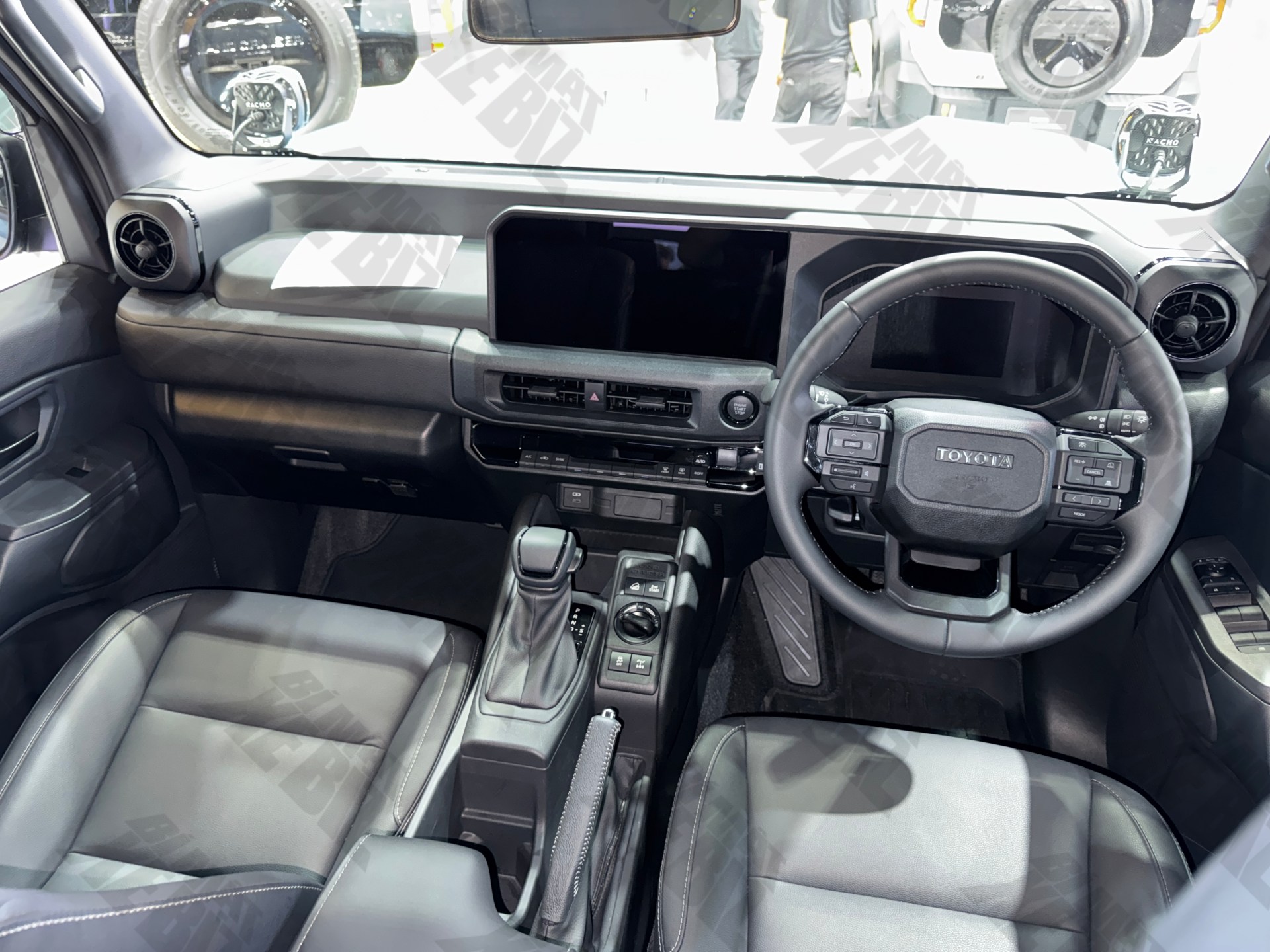 Sờ tận tay Toyota Land Cruiser FJ sắp về Việt Nam: Nhìn thực tế 'lực' hơn trên ảnh, trau chuốt 'mượt', nhiều bản độ bắt mắt- Ảnh 3. Sờ tận tay Toyota Land Cruiser FJ sắp về Việt Nam: Nhìn thực tế 'lực' hơn trên ảnh, trau chuốt 'mượt', nhiều bản độ bắt mắt- Ảnh 3.