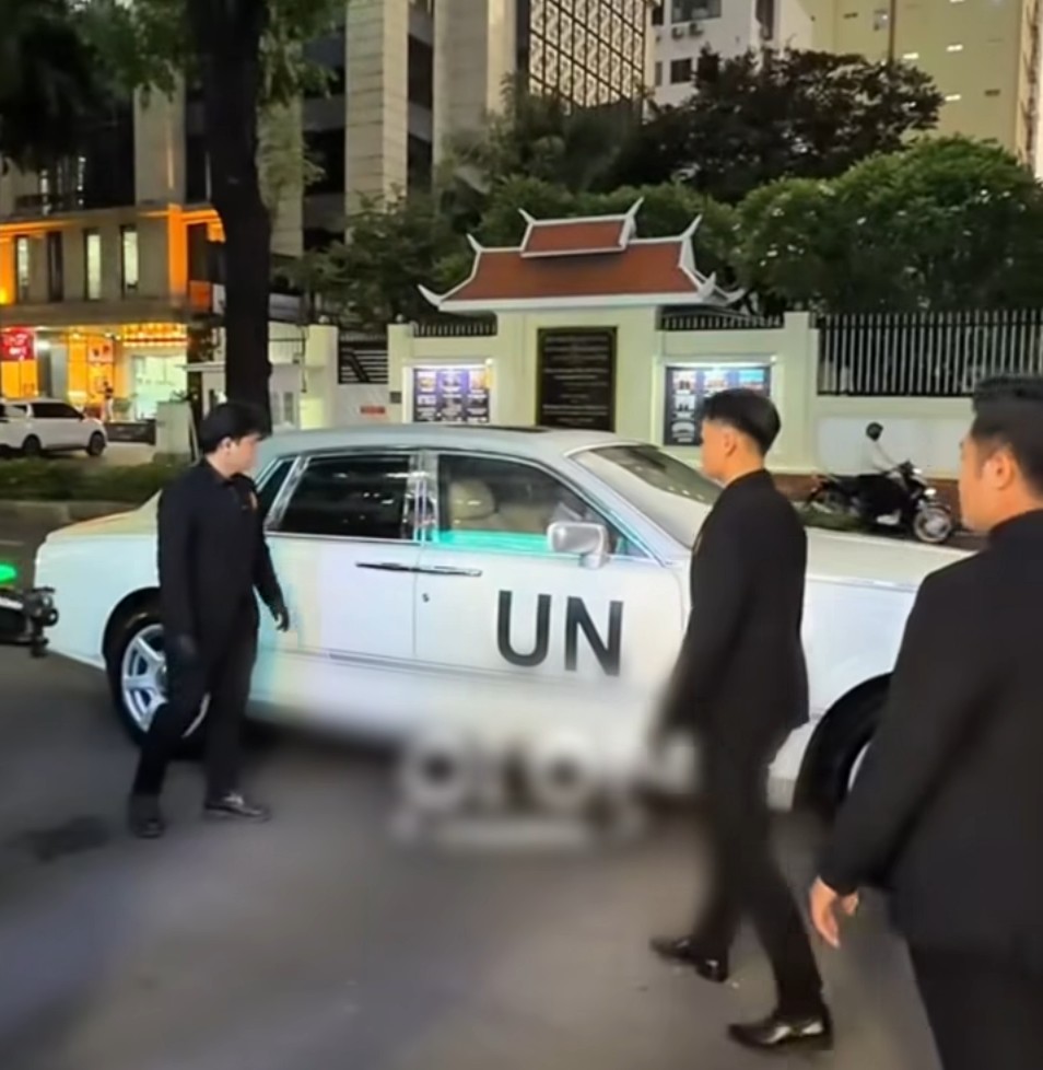 Cặp đôi Ferrari của ông Đặng Lê Nguyên Vũ xuất hiện với diện mạo lạ: Thay ký hiệu đặc trưng bằng hình ảnh nữ ca sĩ 17 tuổi đang ‘hot’- Ảnh 1. Cặp đôi Ferrari của ông Đặng Lê Nguyên Vũ xuất hiện với diện mạo lạ: Thay ký hiệu đặc trưng bằng hình ảnh nữ ca sĩ 17 tuổi đang ‘hot’- Ảnh 1.