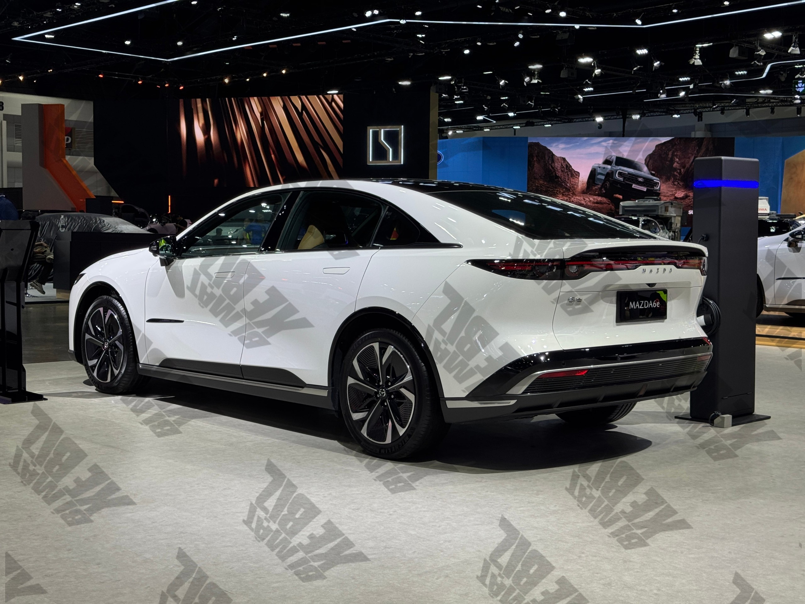 Ngắm Mazda 6e thuần điện: Sạc đầy đi 600 km, kh&oacute; t&igrave;m được đối thủ khi về Việt Nam- Ảnh 5.