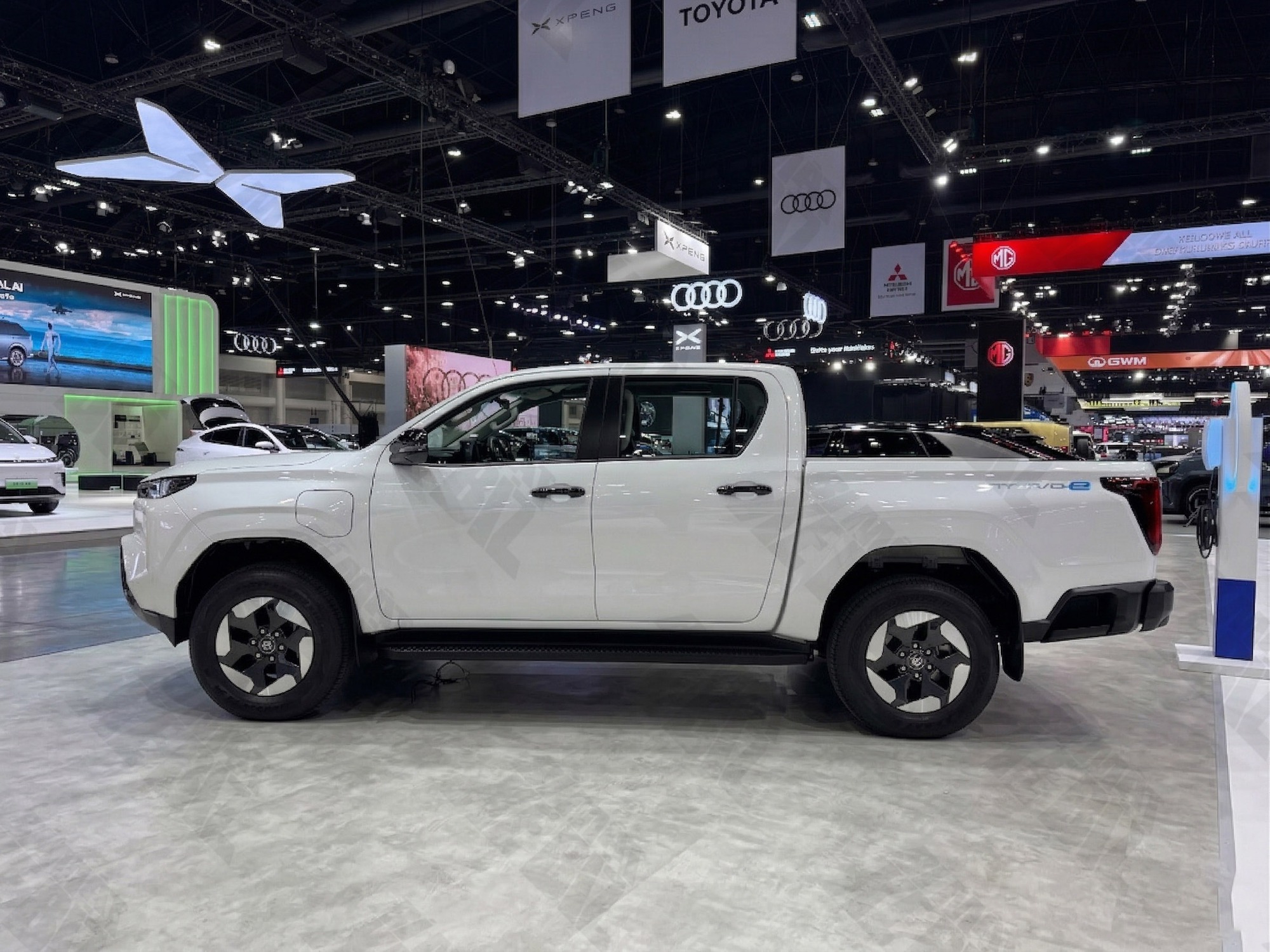 Cận cảnh Toyota Hilux điện tại BIMS 2026: Không còn 'nghèo' trang bị, màn hình như xe sang, sẵn sàng đấu sòng phẳng với Ranger về công nghệ- Ảnh 2. Cận cảnh Toyota Hilux điện tại BIMS 2026: Không còn 'nghèo' trang bị, màn hình như xe sang, sẵn sàng đấu sòng phẳng với Ranger về công nghệ- Ảnh 2.