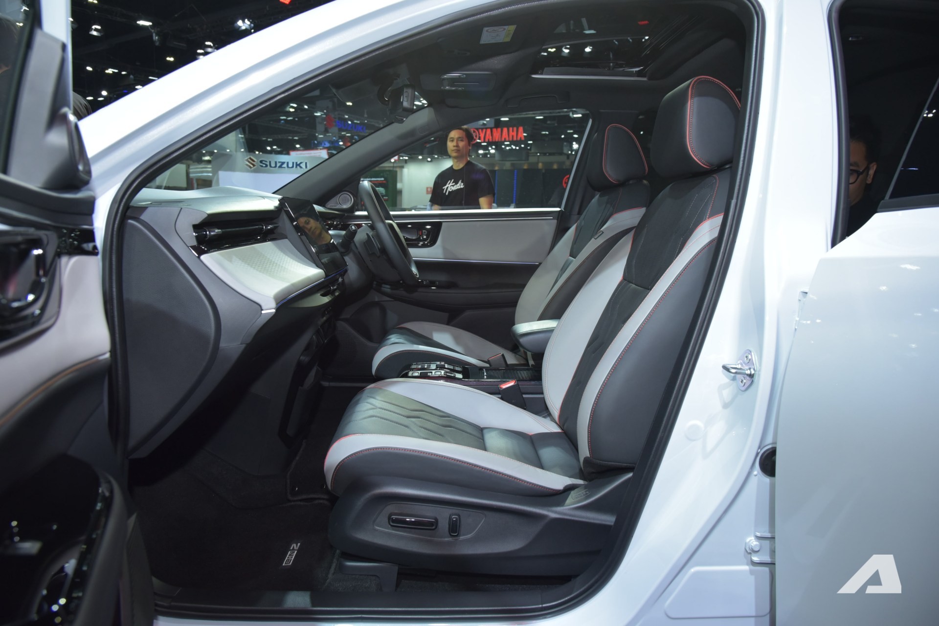 Ảnh thực tế Honda e:N2 giá quy đổi từ hơn 1,1 tỷ đồng: Ngang cỡ CR-V, dáng chất chơi kiểu Peugeot 408, chạy 530km/sạc- Ảnh 14. Ảnh thực tế Honda e:N2 giá quy đổi từ hơn 1,1 tỷ đồng: Ngang cỡ CR-V, dáng chất chơi kiểu Peugeot 408, chạy 530km/sạc- Ảnh 14.